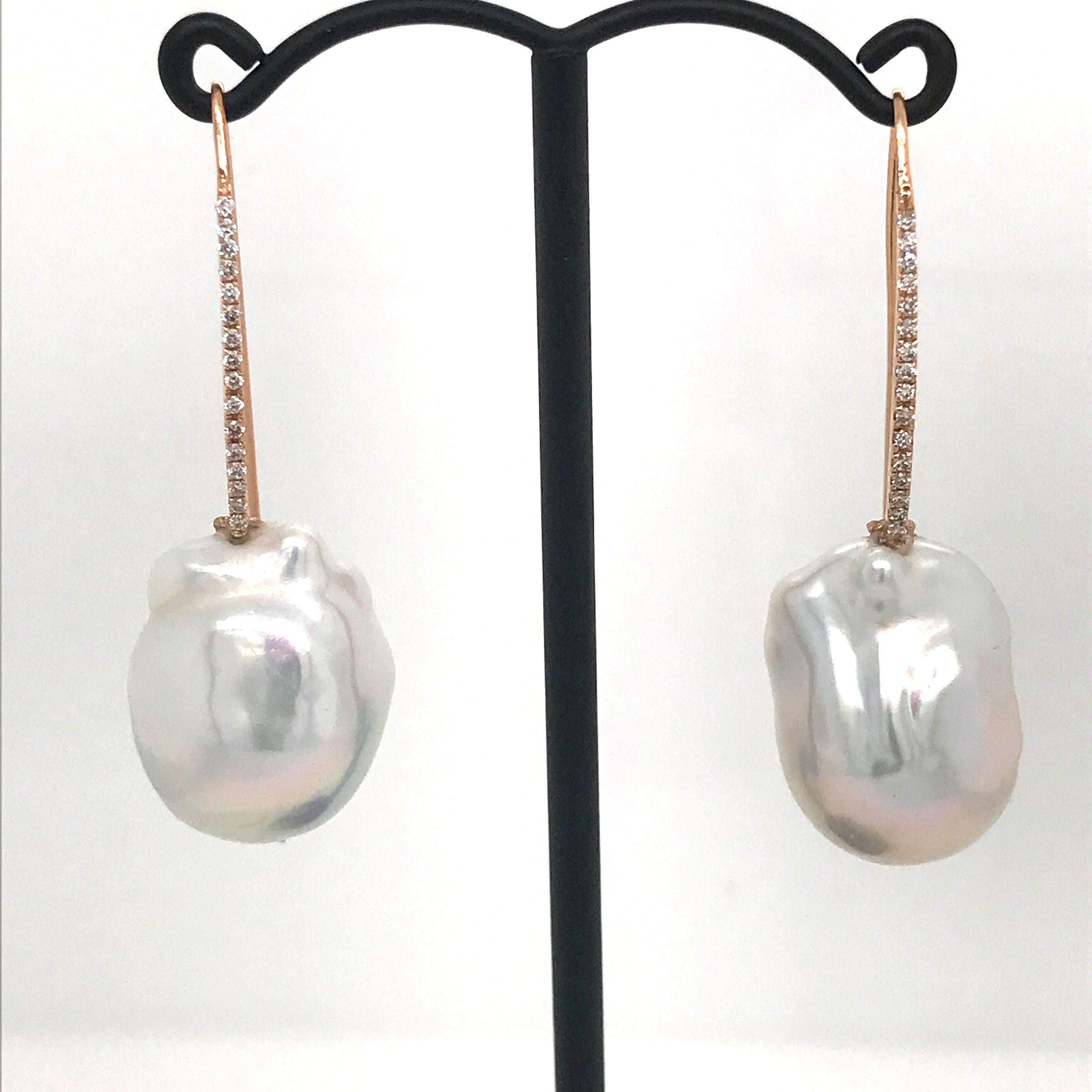 Discover this Baroques Pearls 
Diamonds Color H and Purity SI 
Pink Gold 18 K Weight 3.0 gr
This Earrings is bring you a original and modern style adapt to any occasion.