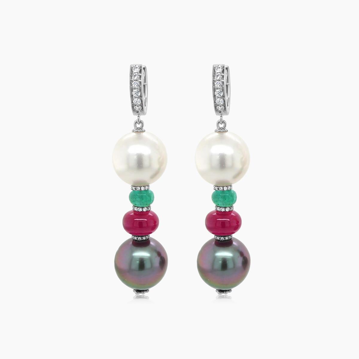 Taille mixte Boucles d'oreilles en or blanc 18K perle noire de mer du Sud rubis émeraude et diamant en vente