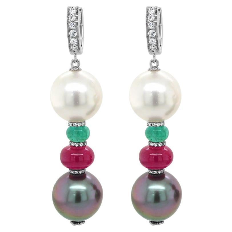 Boucles d'oreilles en or blanc 18K perle noire de mer du Sud rubis émeraude et diamant en vente