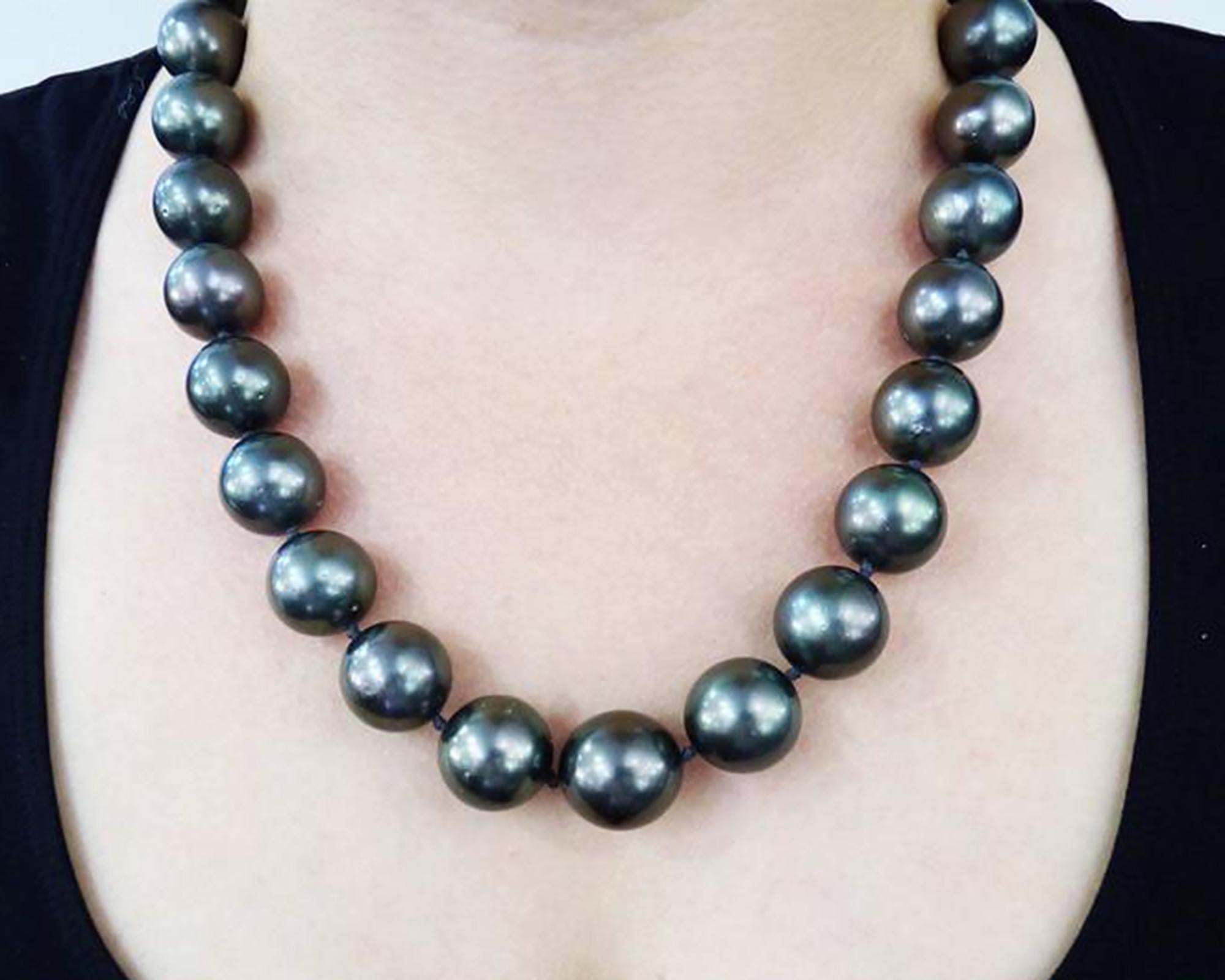 South Sea Cultured Black Pearl Necklace with Diamond Clasp In New Condition For Sale In New York, NY