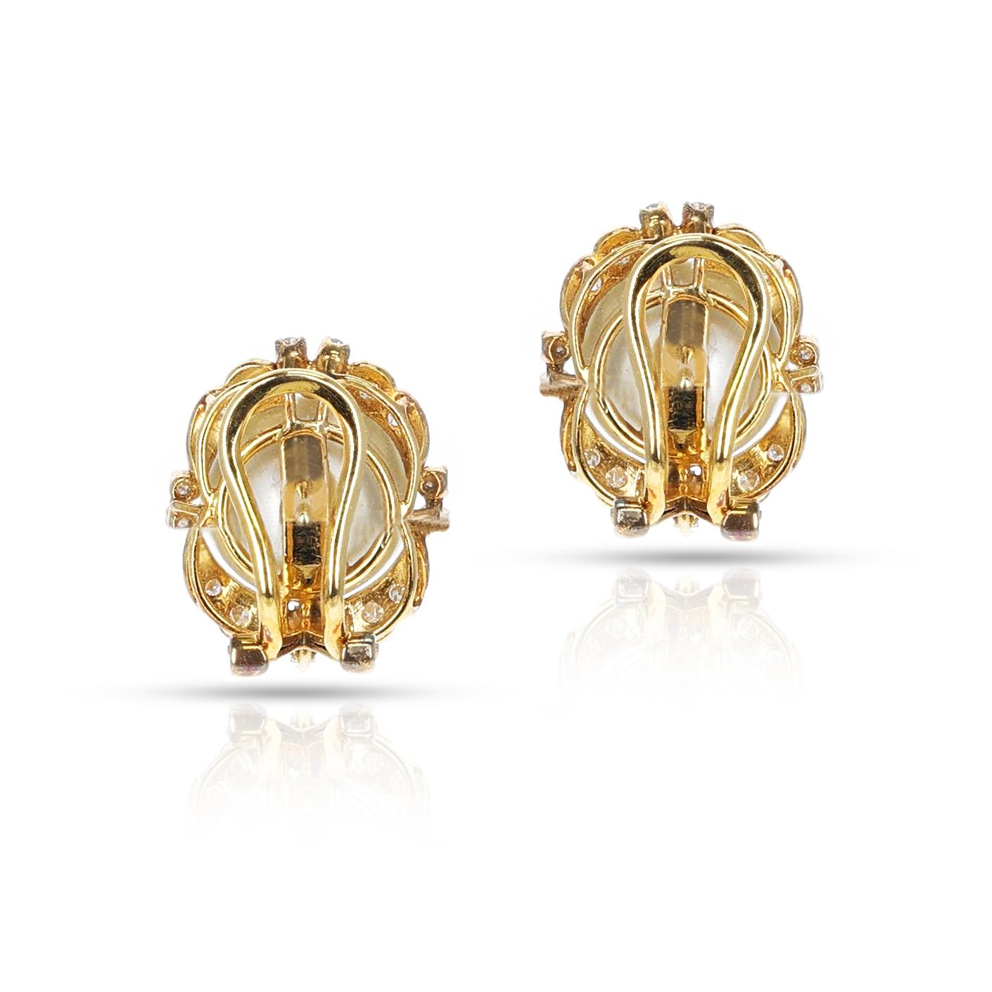 Taille ronde Boucles d'oreilles en or jaune 14K avec perles de culture des mers du Sud et diamants en vente