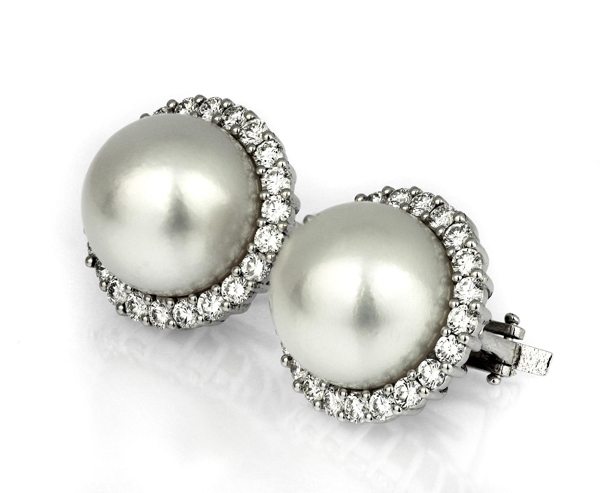 South Sea Cultured-Pearl and Diamonds Cluster, Clip-On Earrings In Excellent Condition In London, GB