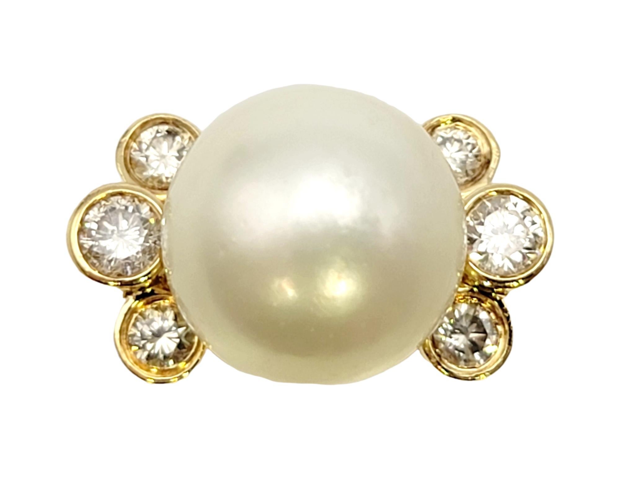 Ringgröße: 6.25

Raffinierter und atemberaubender Statement-Ring mit Südseeperlen und Diamanten. Die unglaubliche, schillernde weiße 12-mm-Perle sitzt hoch in der Mitte und fordert die Aufmerksamkeit des Betrachters. Flankiert wird die Perle von
