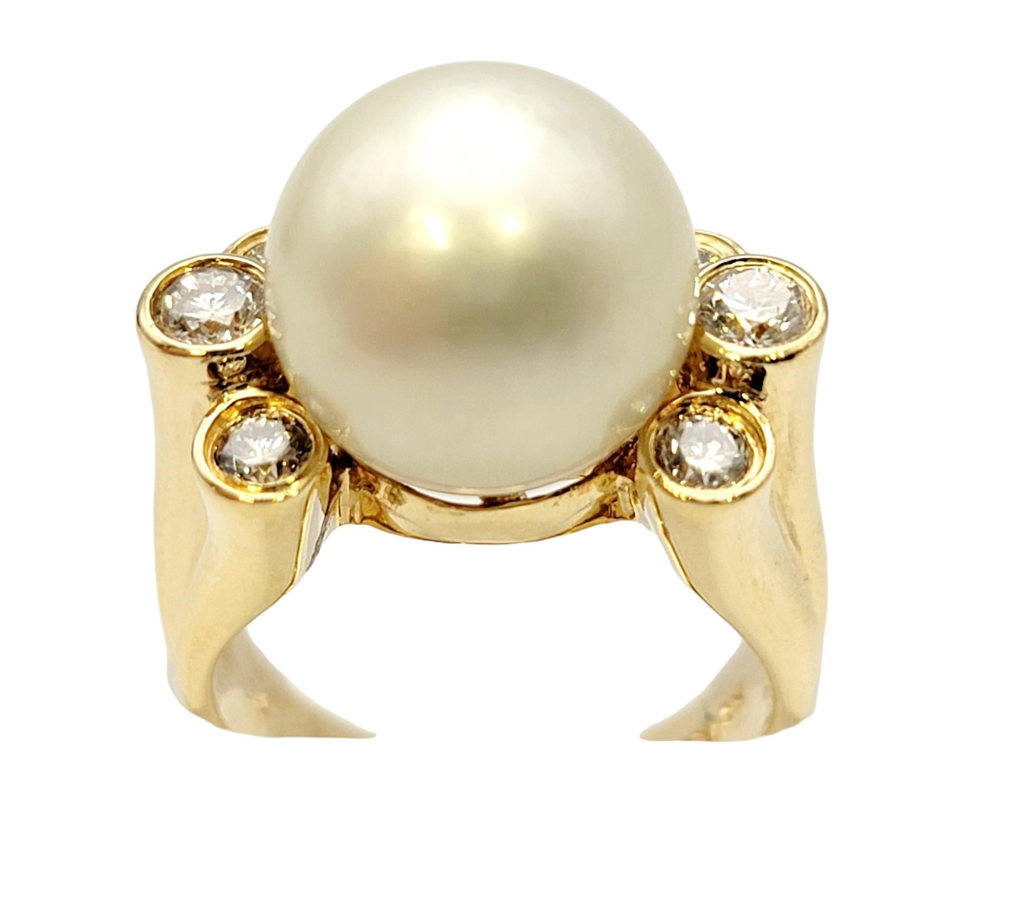 Taille ronde Bague en or jaune 18 carats avec perle de culture des mers du Sud de 12 mm et diamants sertis sur le chaton  en vente