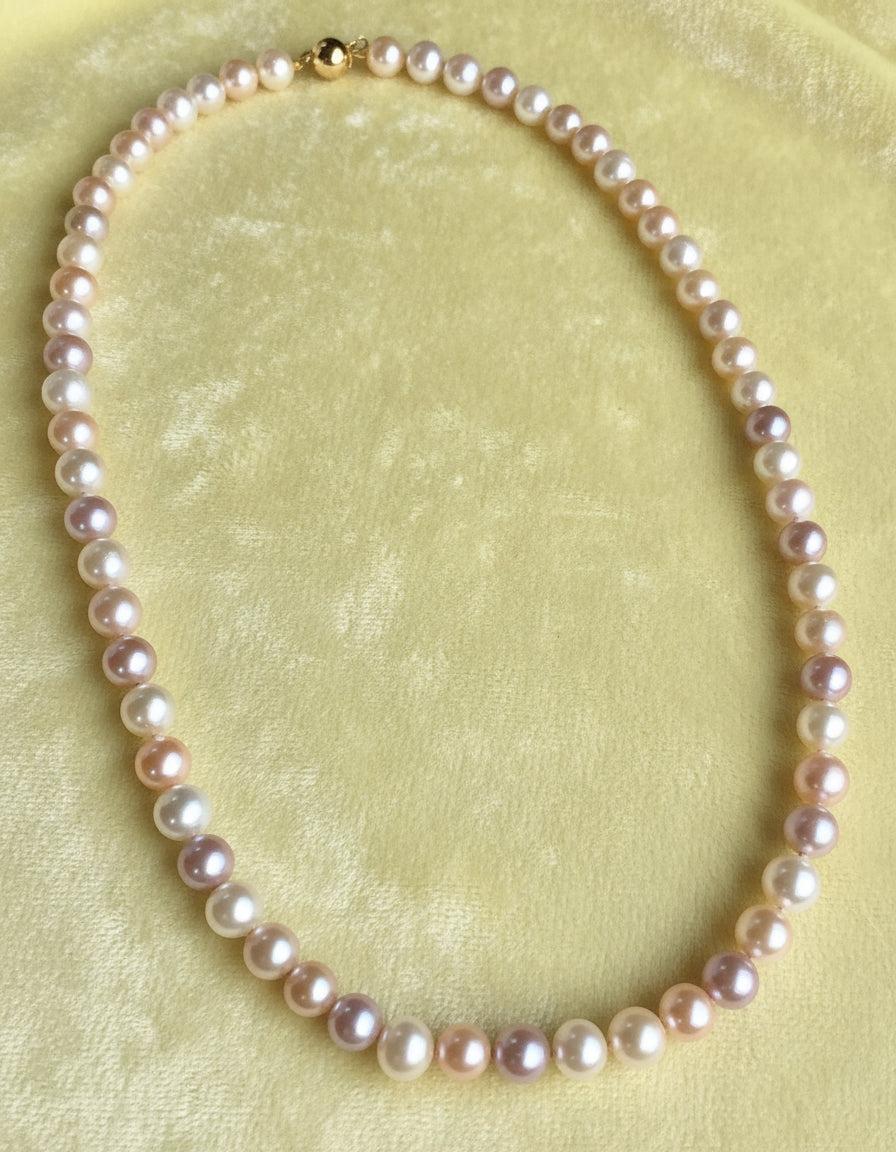 Perle Taille 10-11mm Nature Mer du Sud/perle de culture d'eau douce 
Perle de qualité AA, forme ronde, lustre AA, fermoir à bille 14K. Collier de perles de culture de Lavande rose crème et blanche de 25 pouces de long. 
Note : Les perles ont été