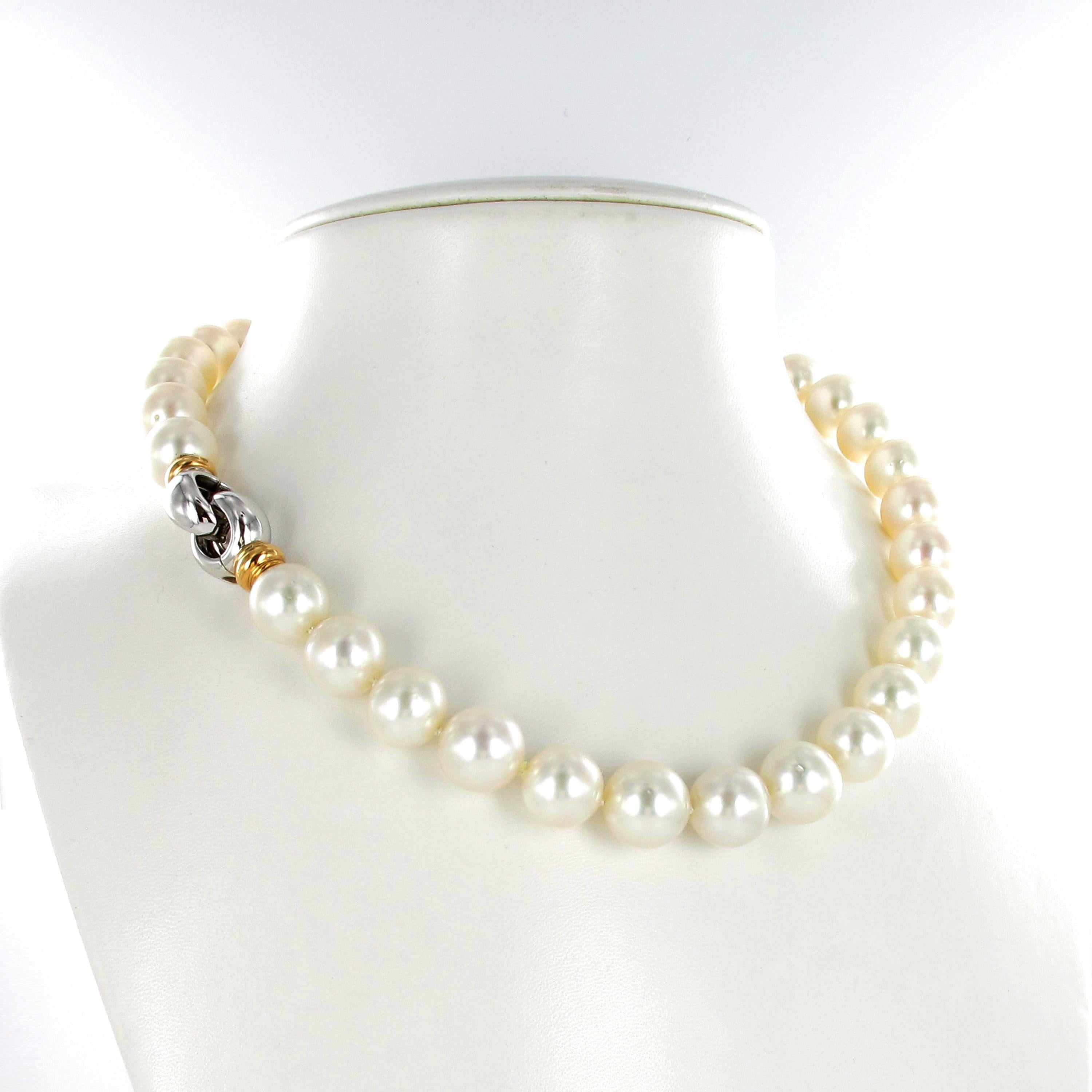 This strand consists of 33 near round white South Sea cultured pearls from 13.0 mm to 13.9 mm with a very good luster. Decorated with a clasp in 18 karat white and rose gold.

Length: 48.0 cm / 18.89 Inches
Maker's mark: Gubelin
Assay mark: 750