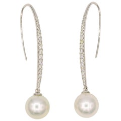 Boucles d'oreilles pendantes en or blanc 18 carats avec diamants des mers du Sud de 0,57 carat  Mesures 10-11 mm