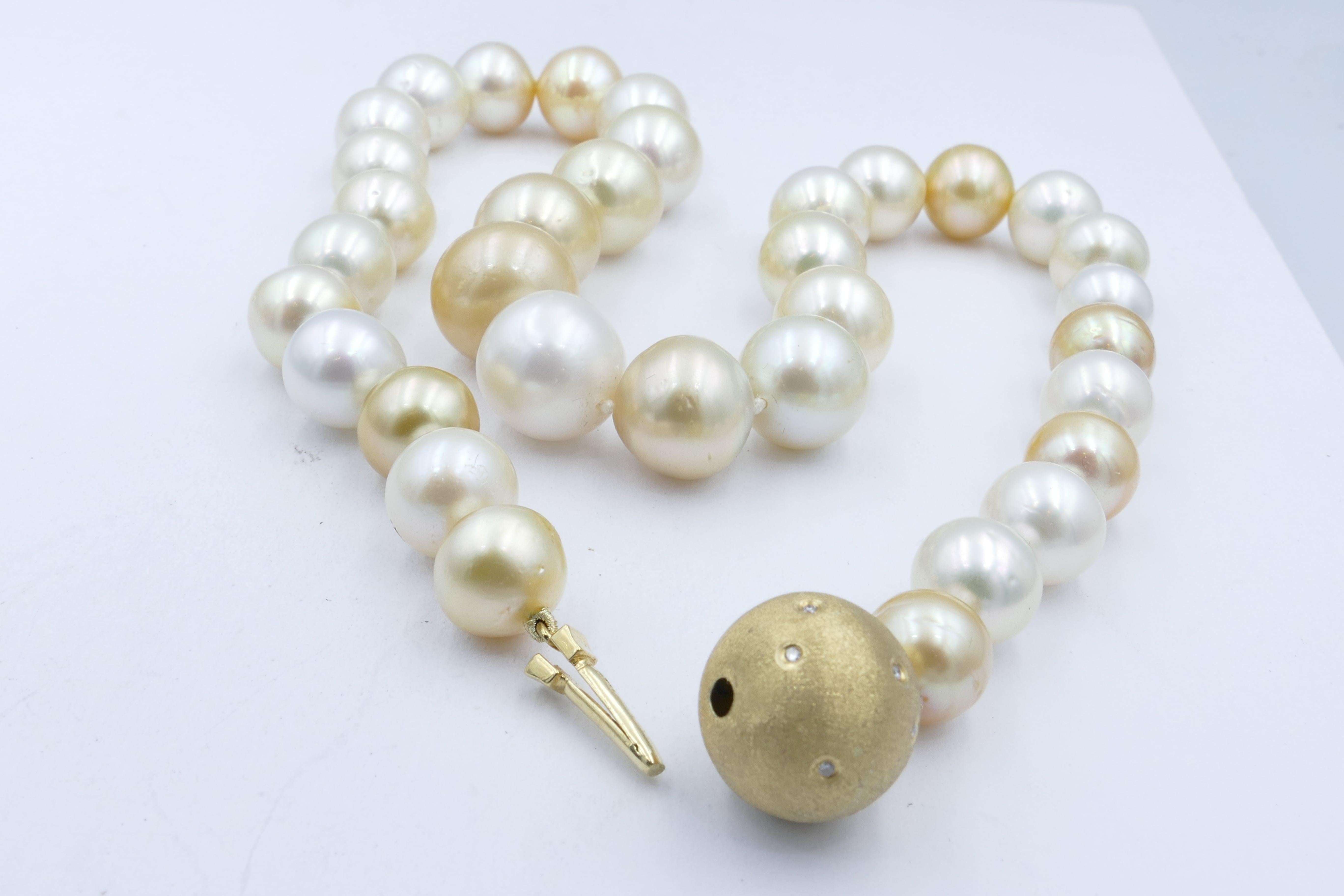 Such a classy Necklace featuring 34 cultured South Sea Pearls, alternating Gold & White in colour, slightly off round in shape, graduated in size 10.0 - 15.2mm in diameter.
It has excellent lustre with only very minor blemishes and is 41 cm