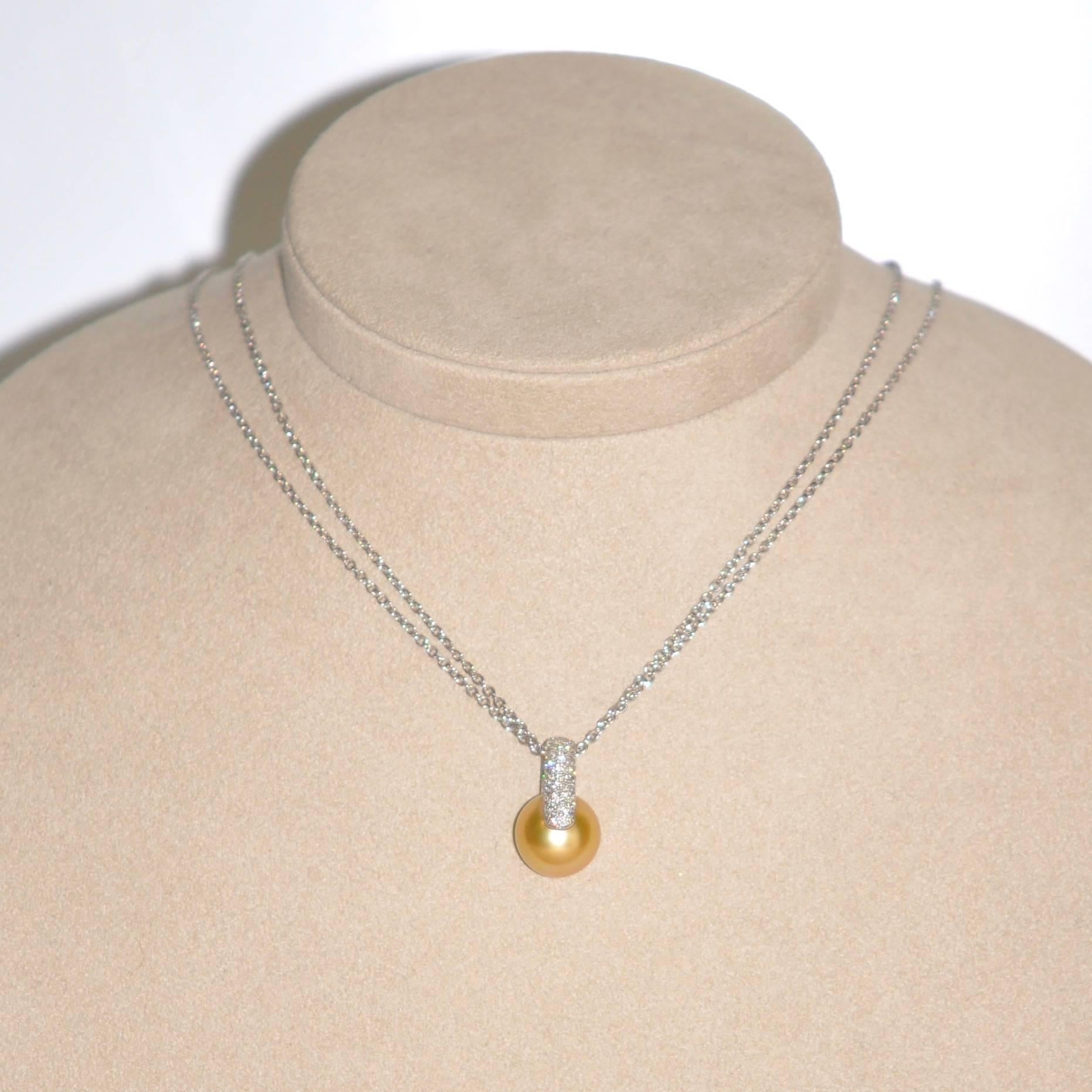 Discover this South Sea Golden Pearl and White Diamonds White Gold 18K Chain Pendant Necklace.
South Sea Golden Pearl 12.5/13 3.2
White Diamonds 0.55K
White Gold 18K 

