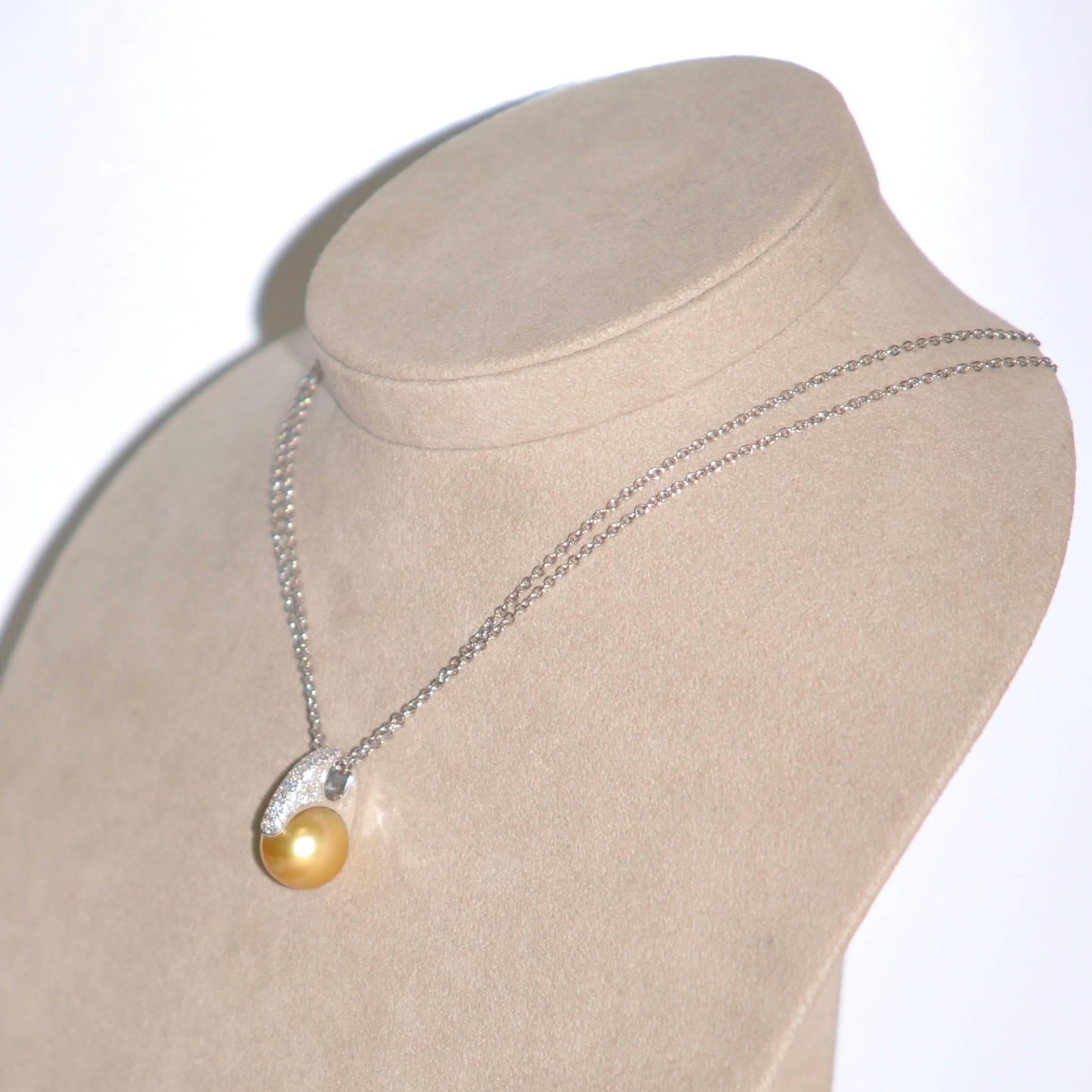 South Sea Golden Pearl and White Diamonds Gold 18 Karat Chain Pendant Necklace In New Condition In Vannes, FR
