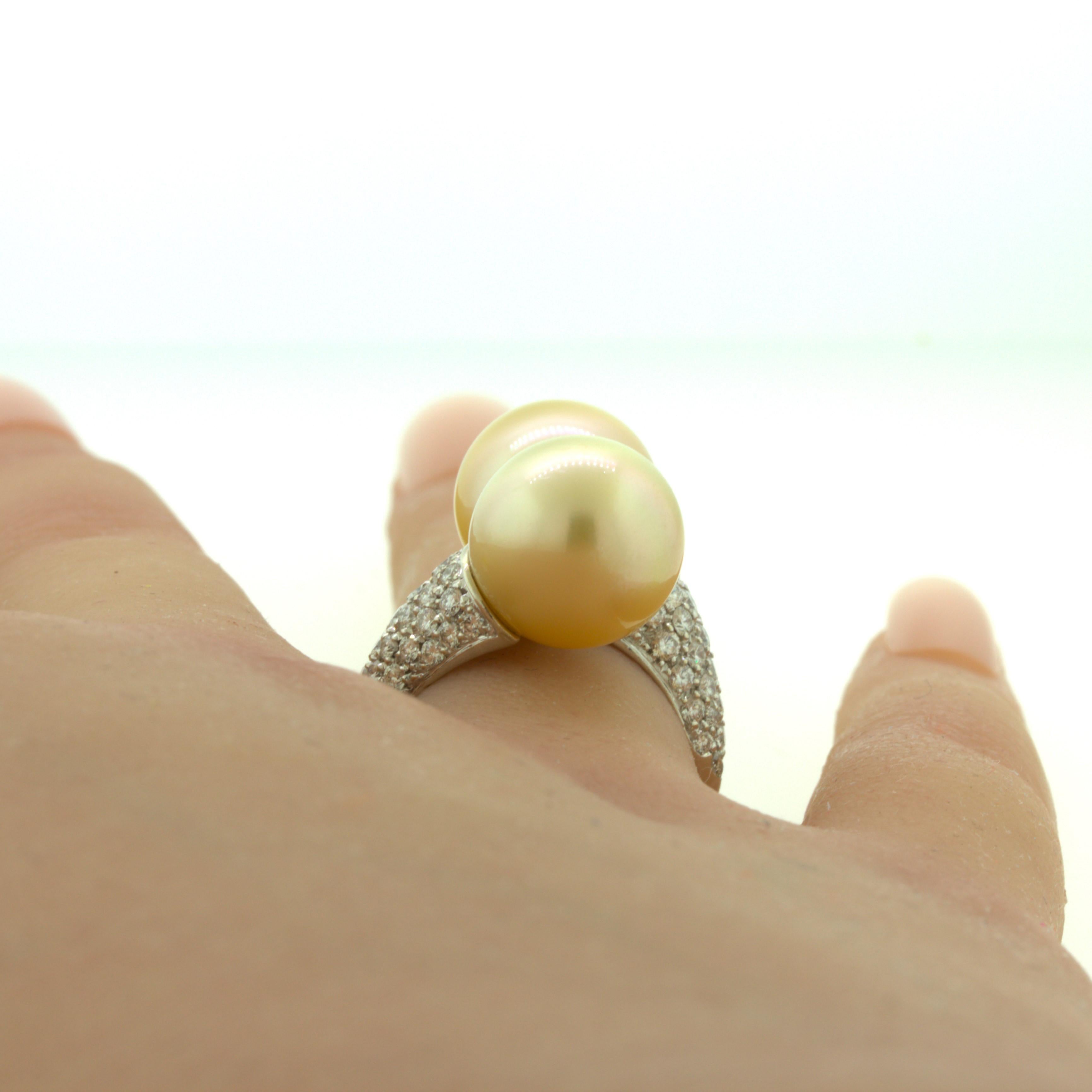 Bypass-Ring aus 18 Karat Weißgold mit Südseeperlen und Diamanten Damen im Angebot