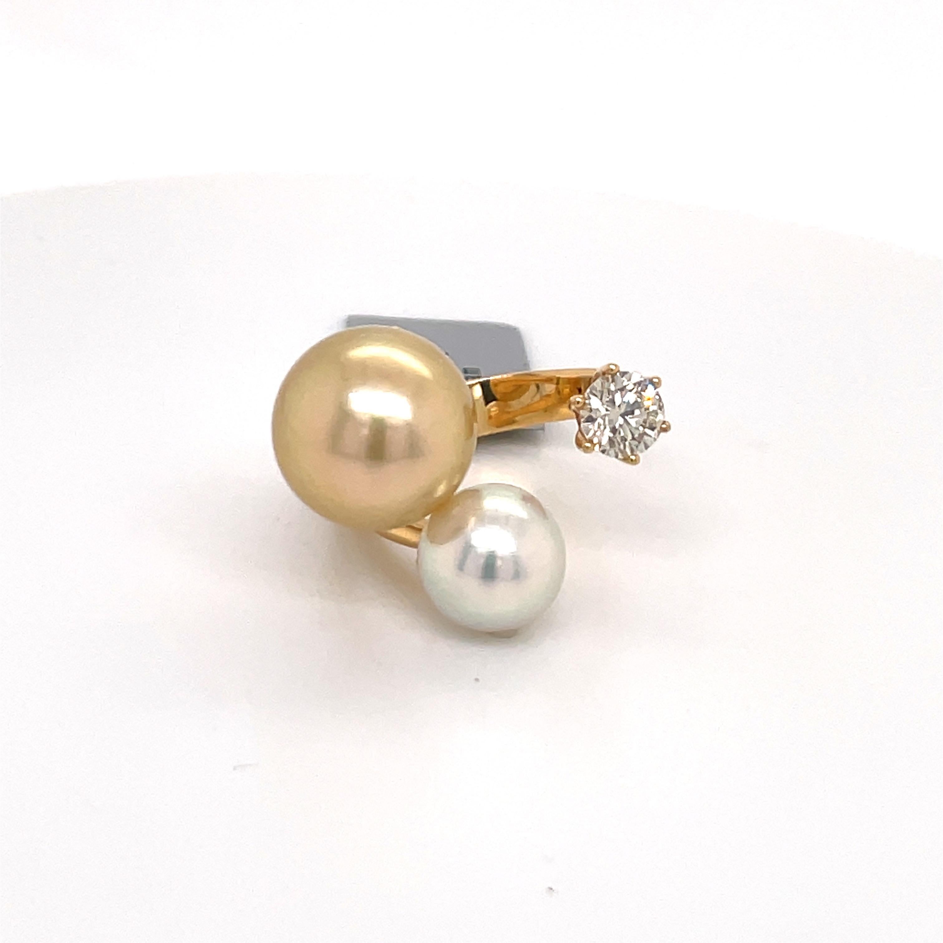 18 karat yellow gold fashion ring featuring one Golden Pearl measuring 12 mm and one South Sea Pearl measuring 9 mm and a round brilliant weighing 0.50 carats.
Color G-H
Clarity SI