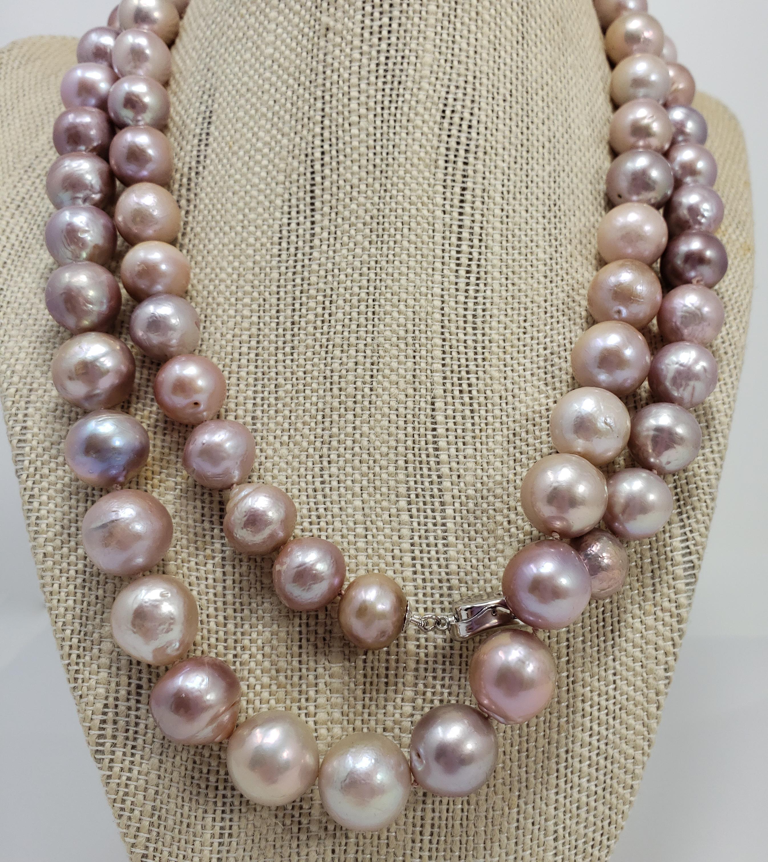Uno squisito filo di perle barocche dei Mari del Sud con chiusura a scatola in argento sterling. Splendido gradiente di colori! L'accessorio, lungo 98 cm, può essere indossato a filo singolo o doppio. Una collana di classe perfetta per ogni