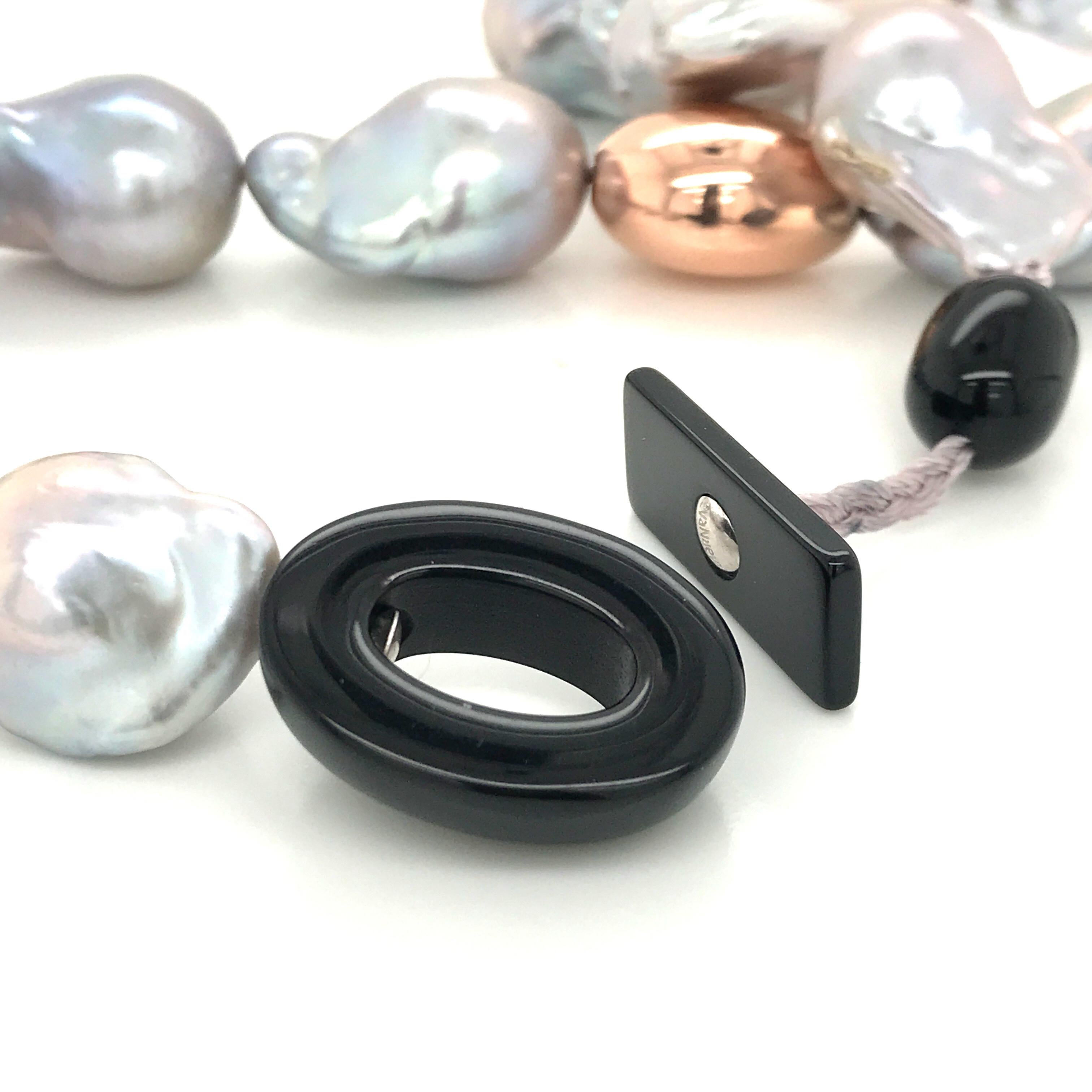 South Sea Baroque Grey Pearl with Pink gold Necklace
Baroque Pearl 15/16 mm 
Pink Gold 18 k 2 grams
Bakelite Claps