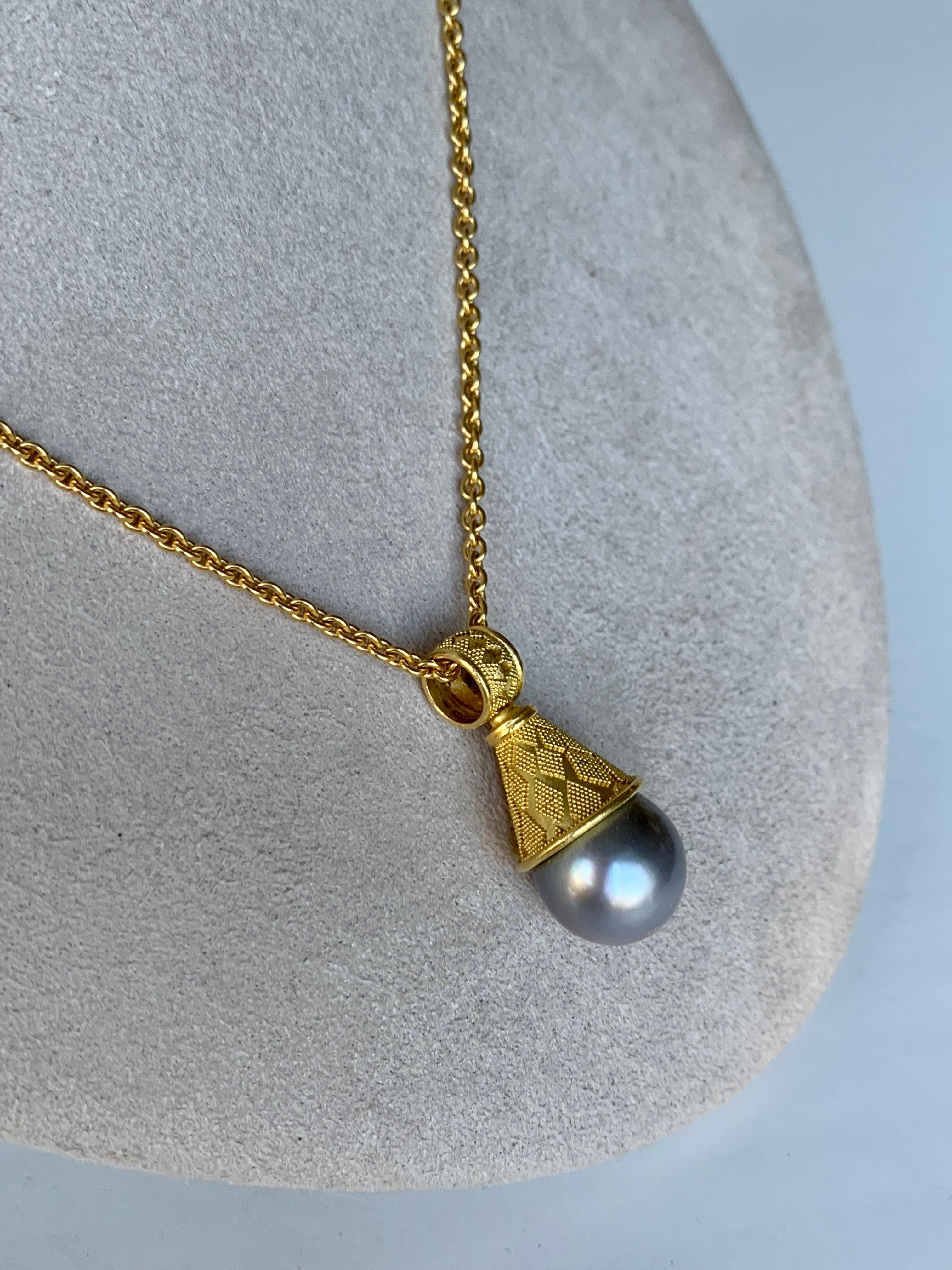South Sea Grey Pearl Yellow Gold 22 Karat Gold Pendant Necklace In New Condition For Sale In New York, NY