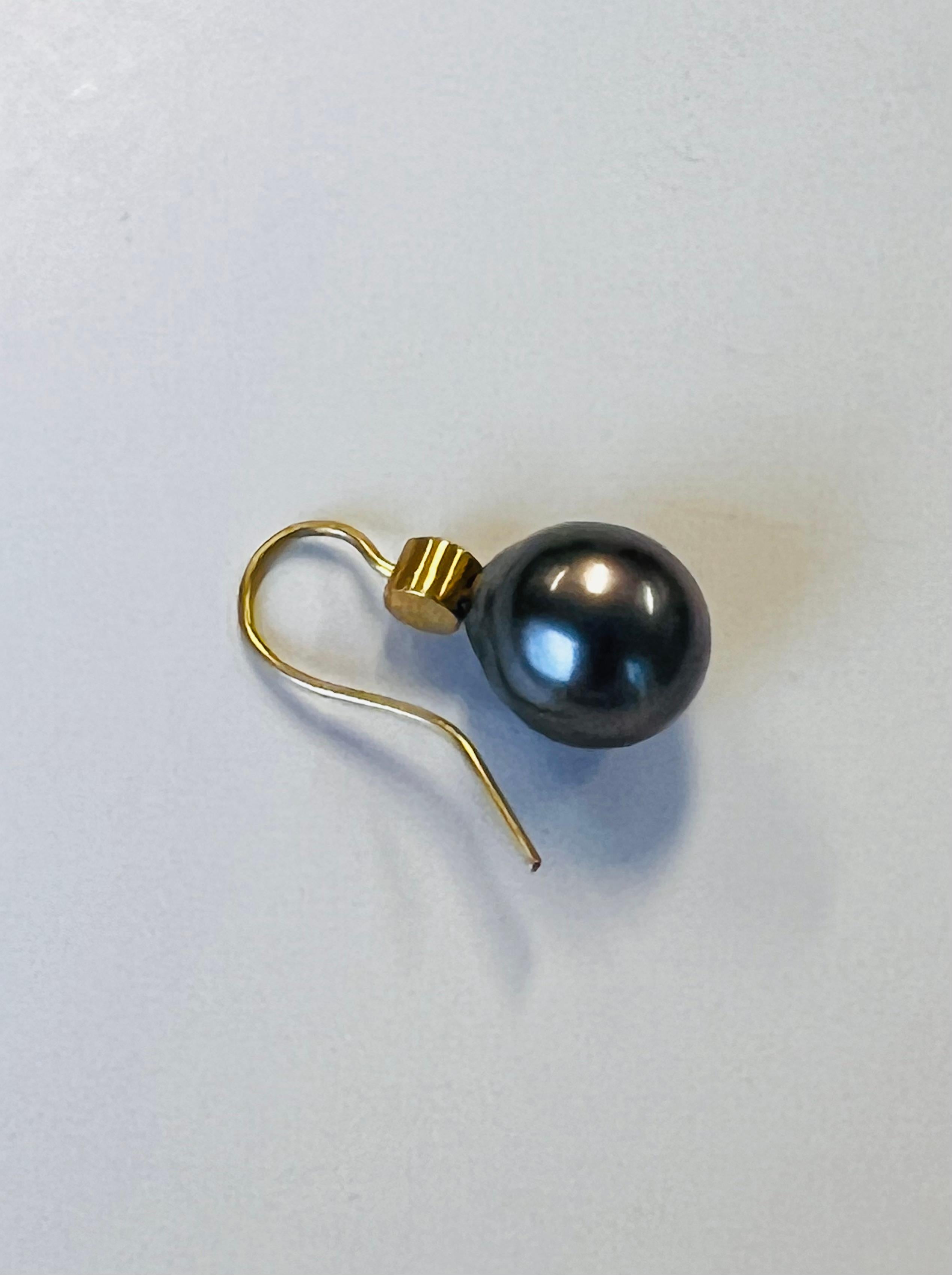 Artisan Boucles d'oreilles perles grises des mers du sud et émeraudes en or 22 carats en vente