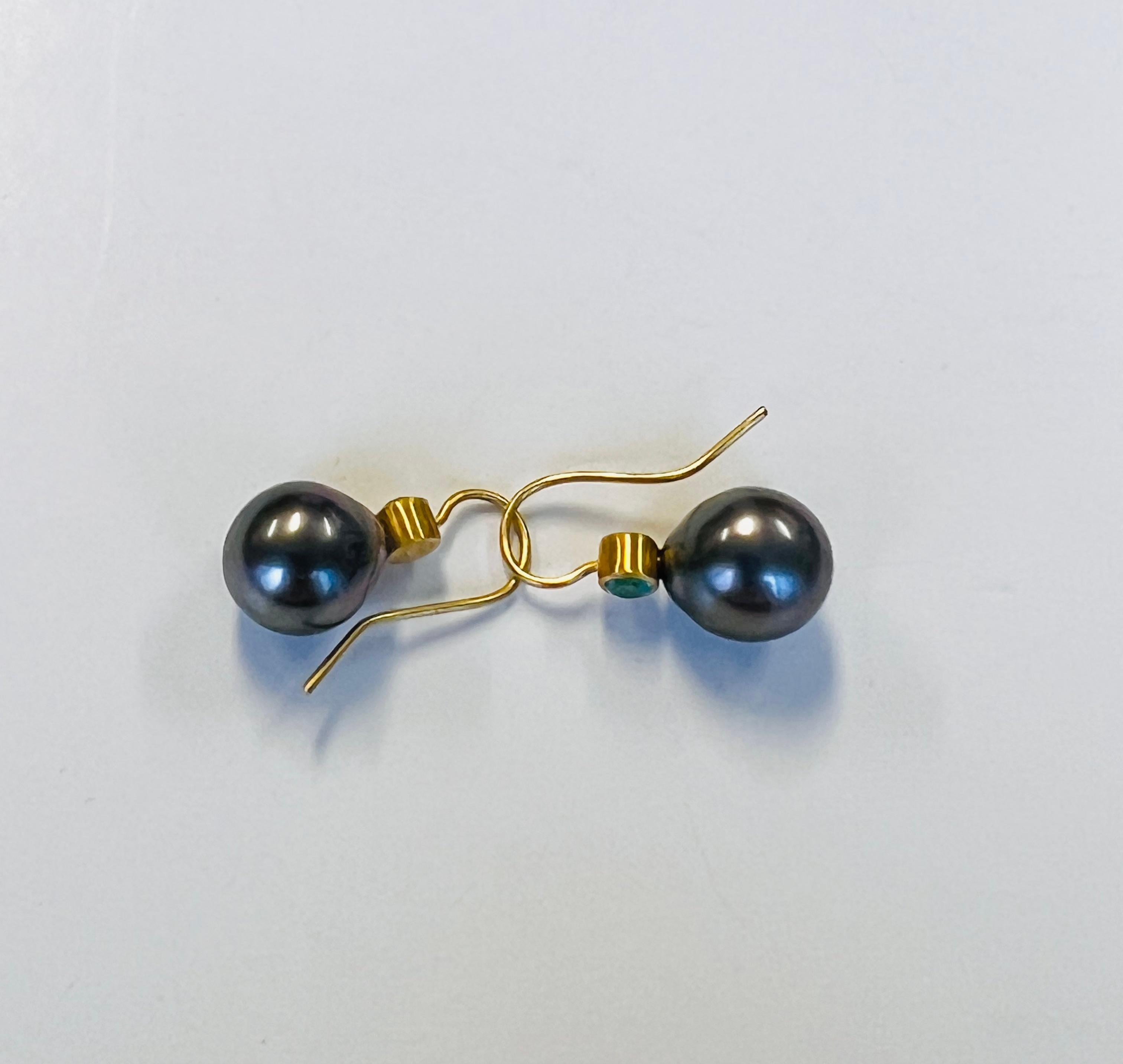 Taille ronde Boucles d'oreilles perles grises des mers du sud et émeraudes en or 22 carats en vente