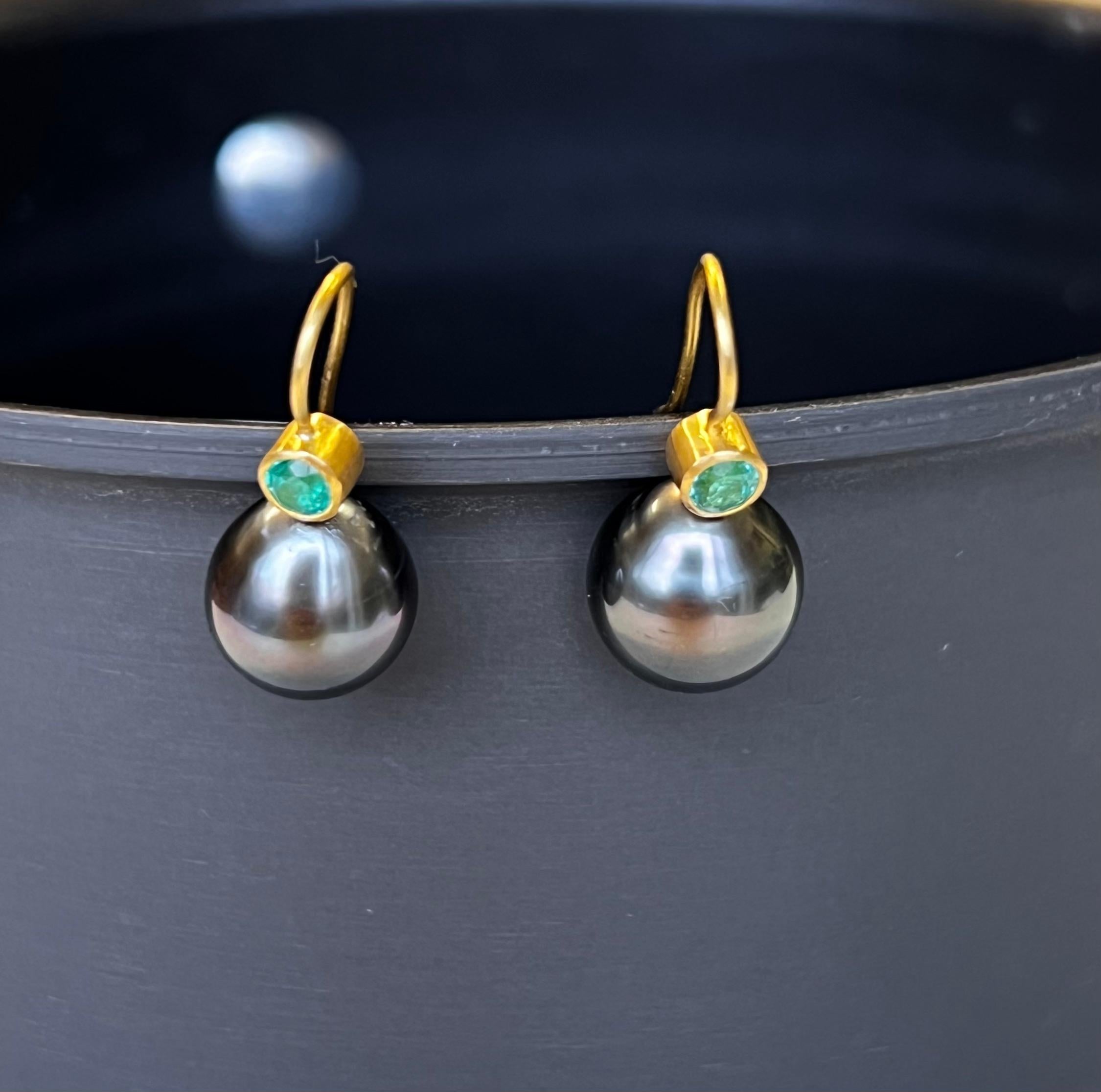 South Sea Grey Pearls and Emerald Earrings 22 Karat Gold In New Condition For Sale In New York, NY
