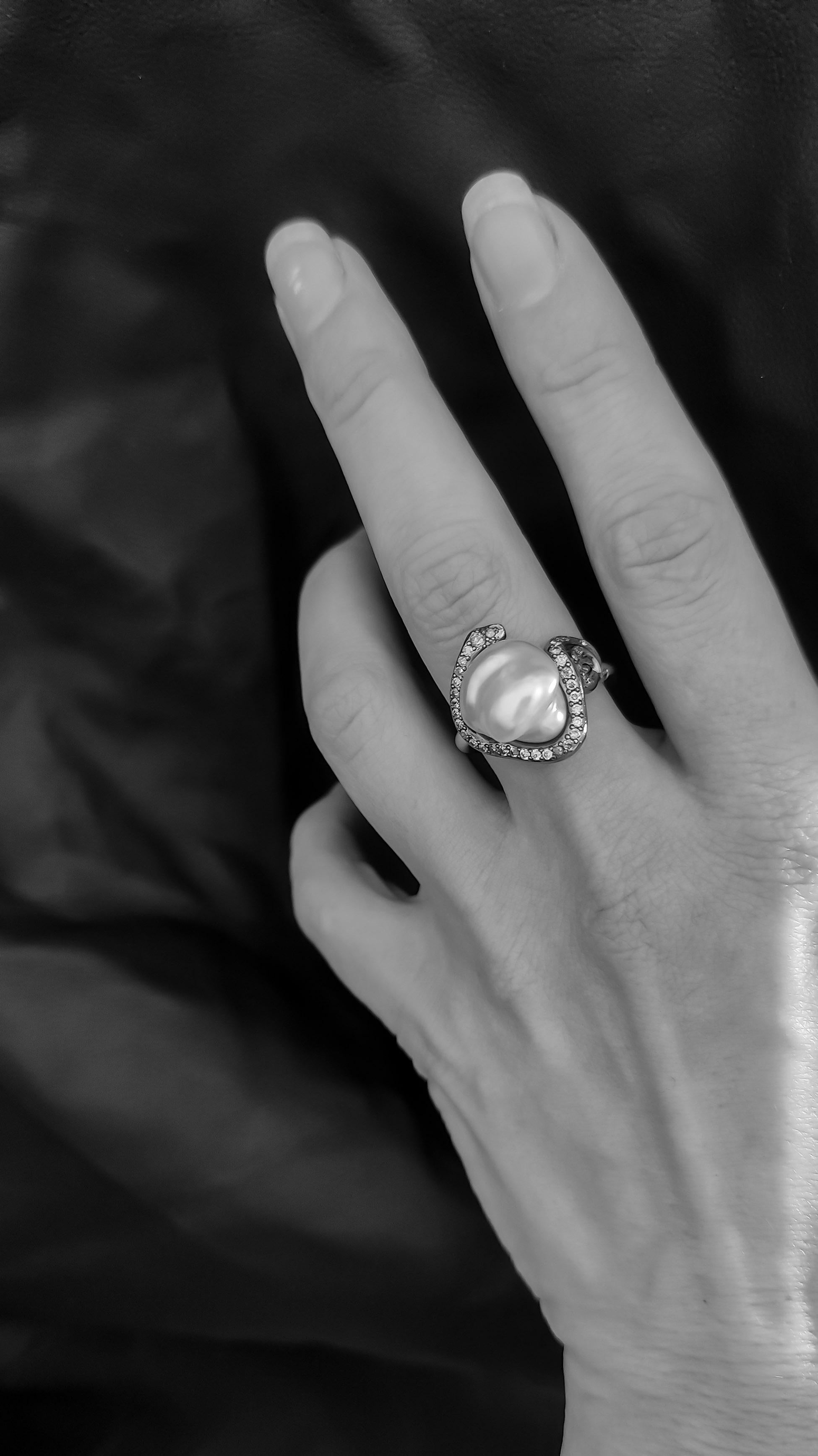 Barocco Perla Keshi dei Mari del Sud - Anello Uovo Cosmico in oro giallo e bianco 18 carati in vendita