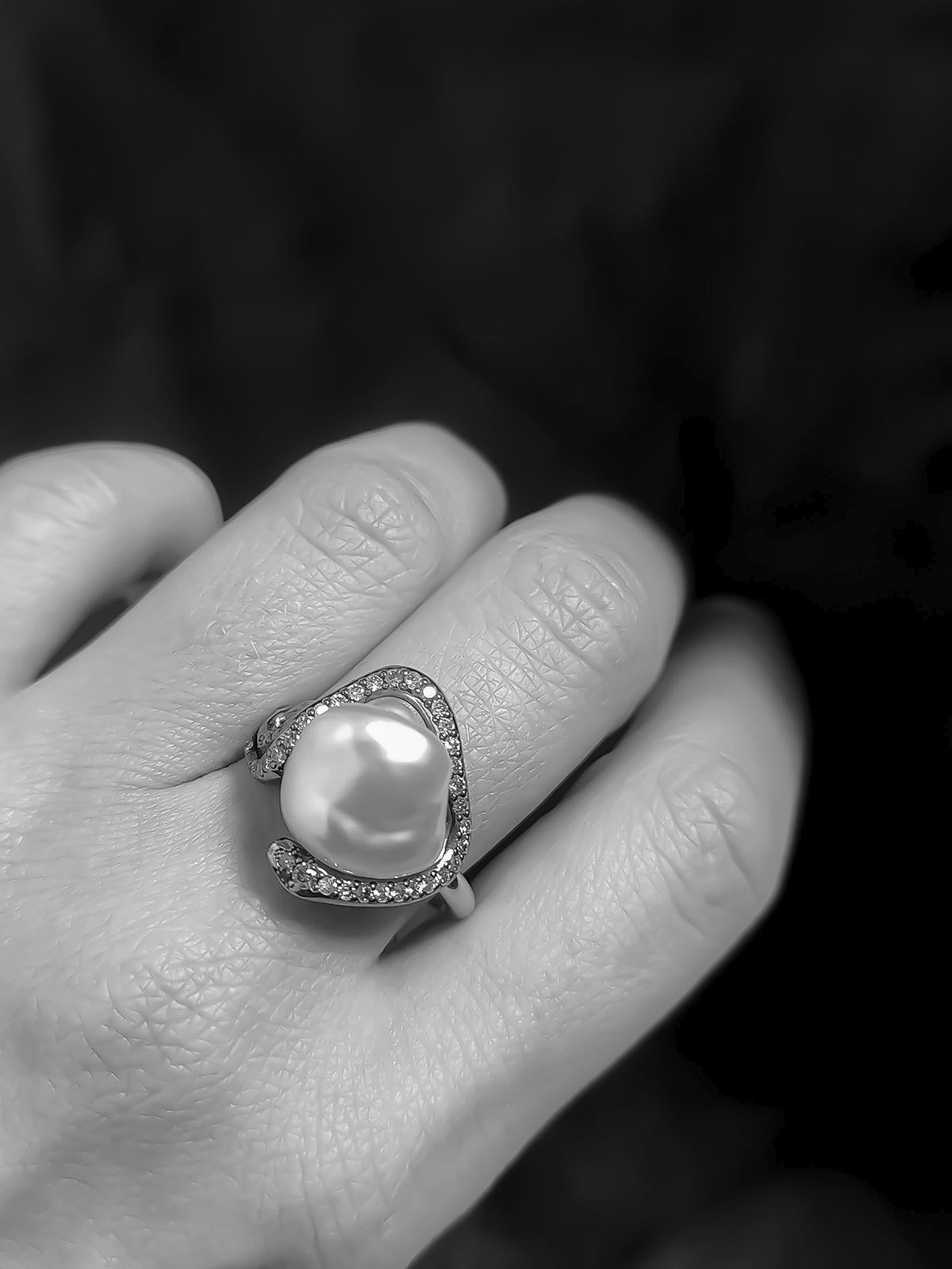 Taglio brillante Perla Keshi dei Mari del Sud - Anello Uovo Cosmico in oro giallo e bianco 18 carati in vendita