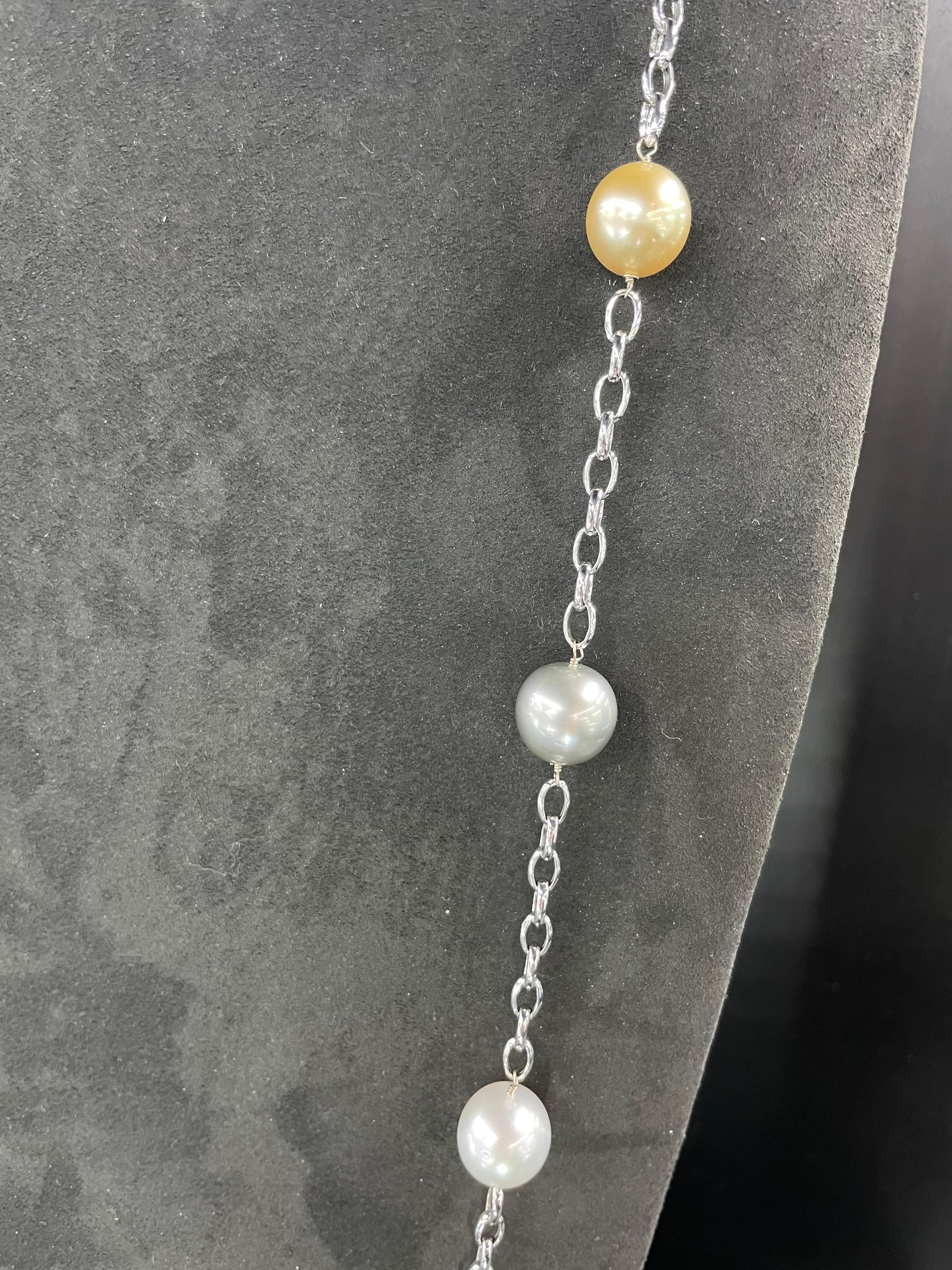 Südsee-Halskette mit mehrfarbigen Zinnknöpfen für Damen oder Herren im Angebot