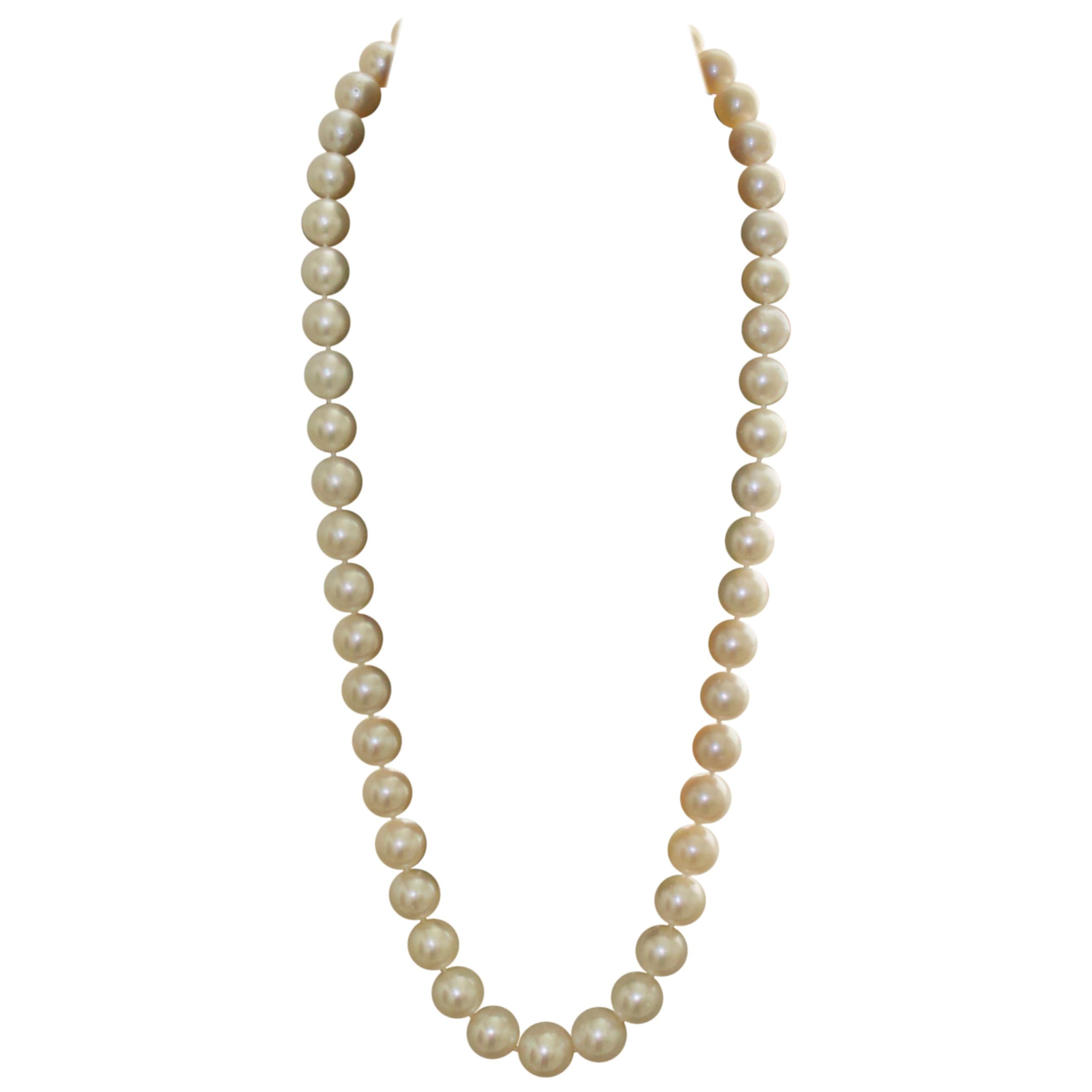 Collier de longueur opéra des mers du Sud avec fermoir magnétique en or 18 carats