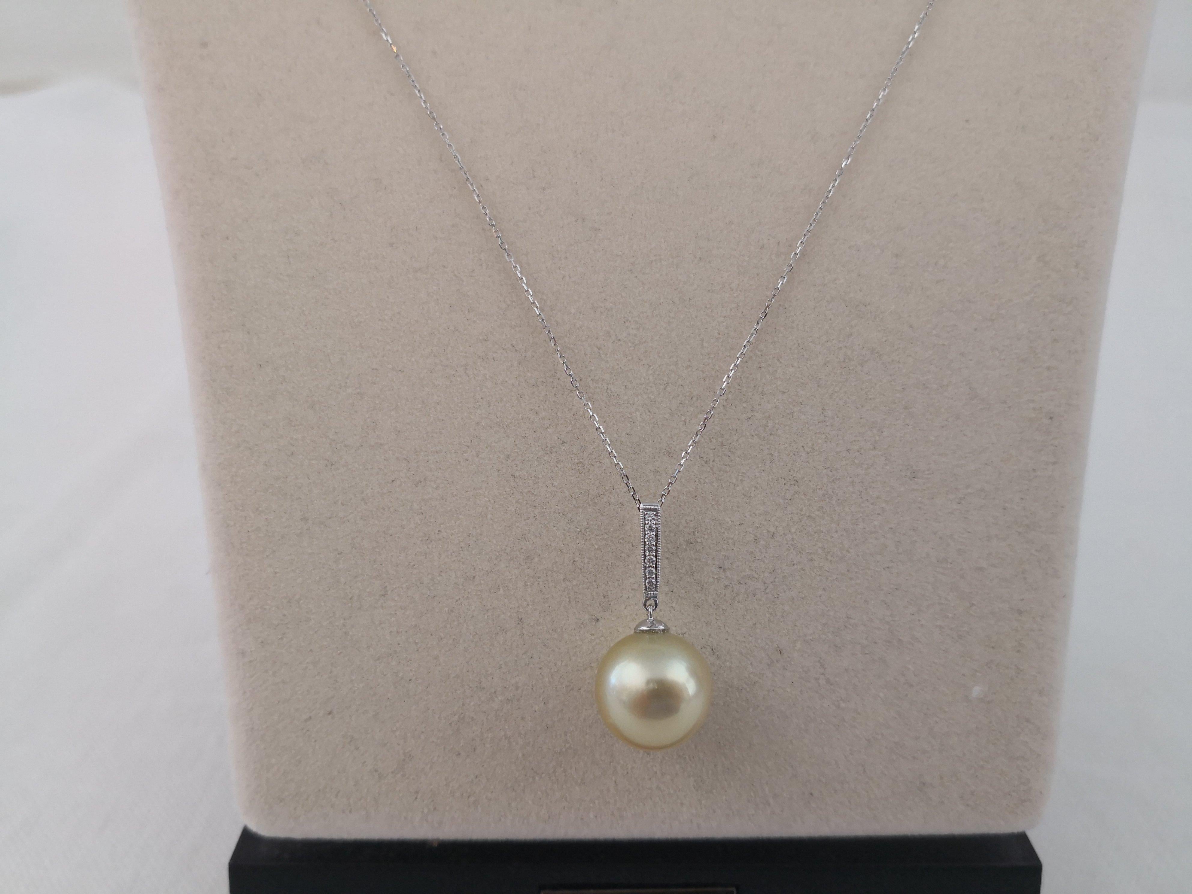 A Natural Color South Sea Pearl Pendant necklace

- Size of Pearl 13 mm mm of diameter

- Pearl from Pinctada Maxima Oyster

- Origin: Indonesia ocean waters

- Natural  Golden  Color pearl

- Natural luster and orient

- Pearls of Near Round