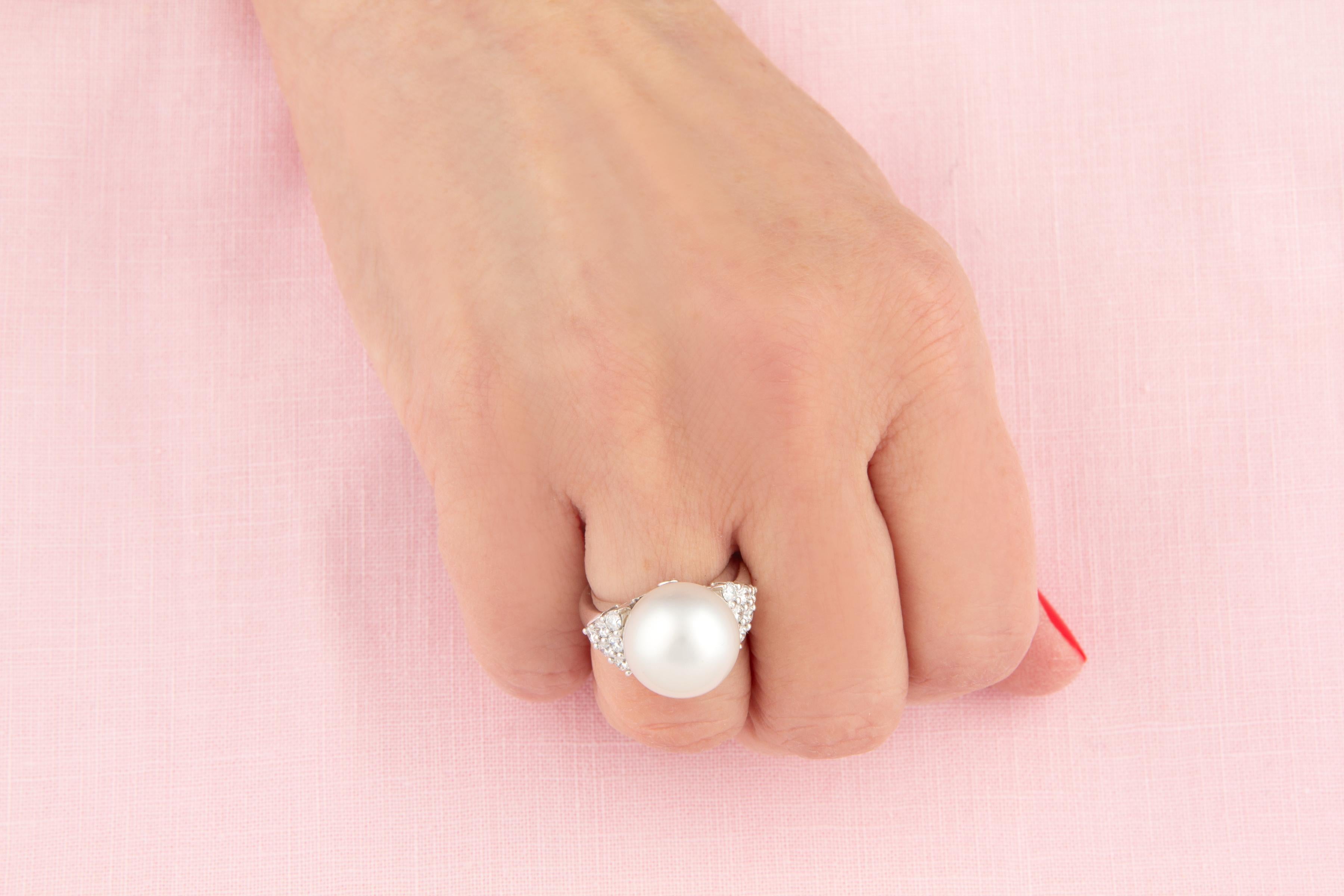 L'anello cocktail con perle dei mari del sud e diamanti presenta una perla dei mari del sud di 13,5 mm di diametro. La perla non è trattata. Il colore e la lucentezza naturali non sono stati alterati in alcun modo. La perla è affiancata da un