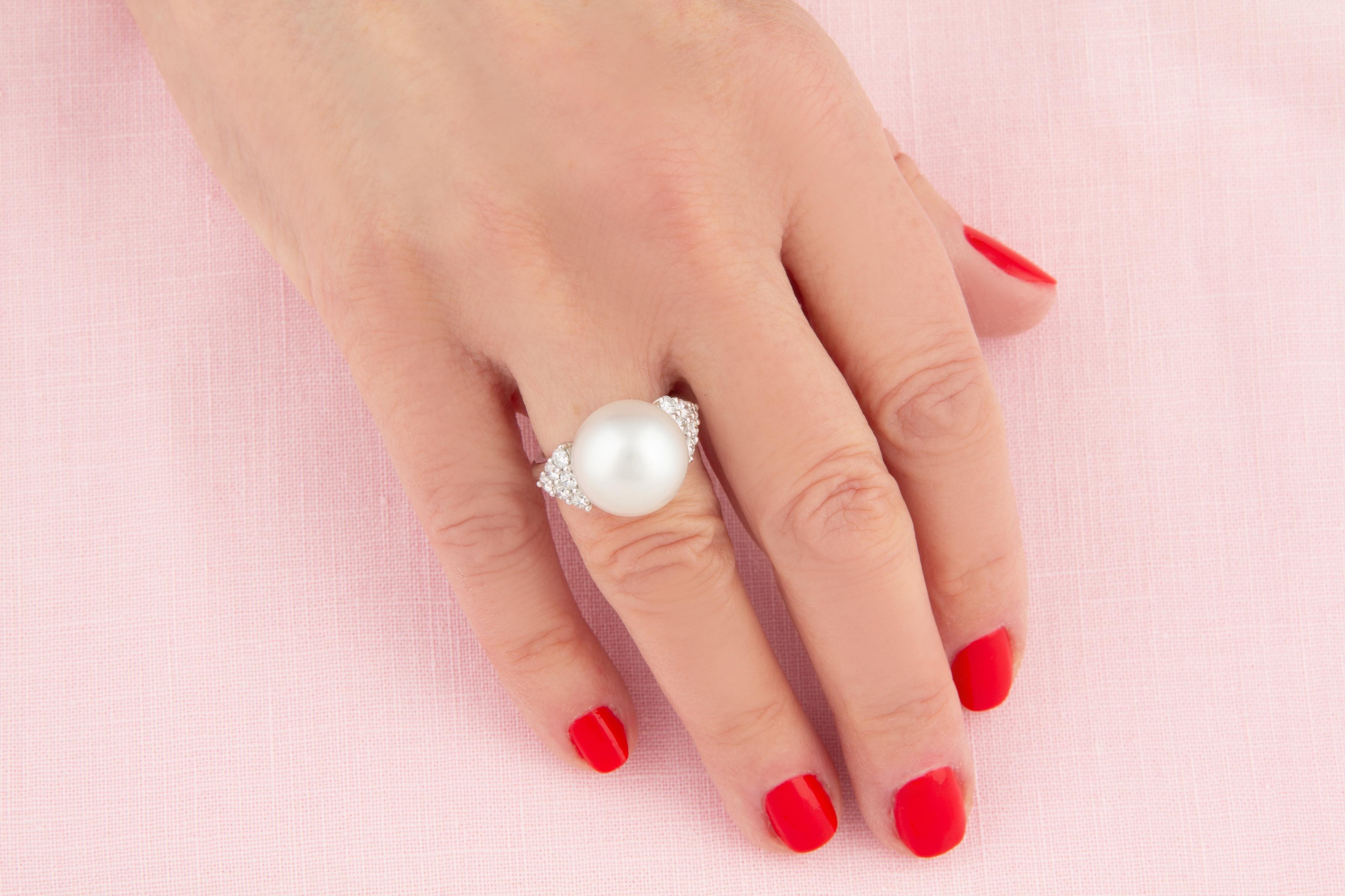 Anello cocktail con perle dei mari del sud e diamanti da 13.5 mm, design di Ella Gafter in vendita 1