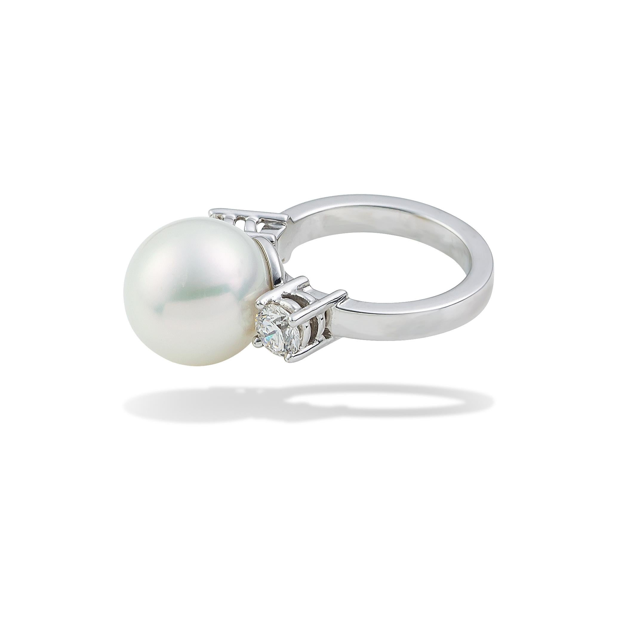 Contemporary South Sea Pearl 13mm Ring with Brilliant Cut Diamonds 0, 95 ct in 18Kt  Gold For Sale