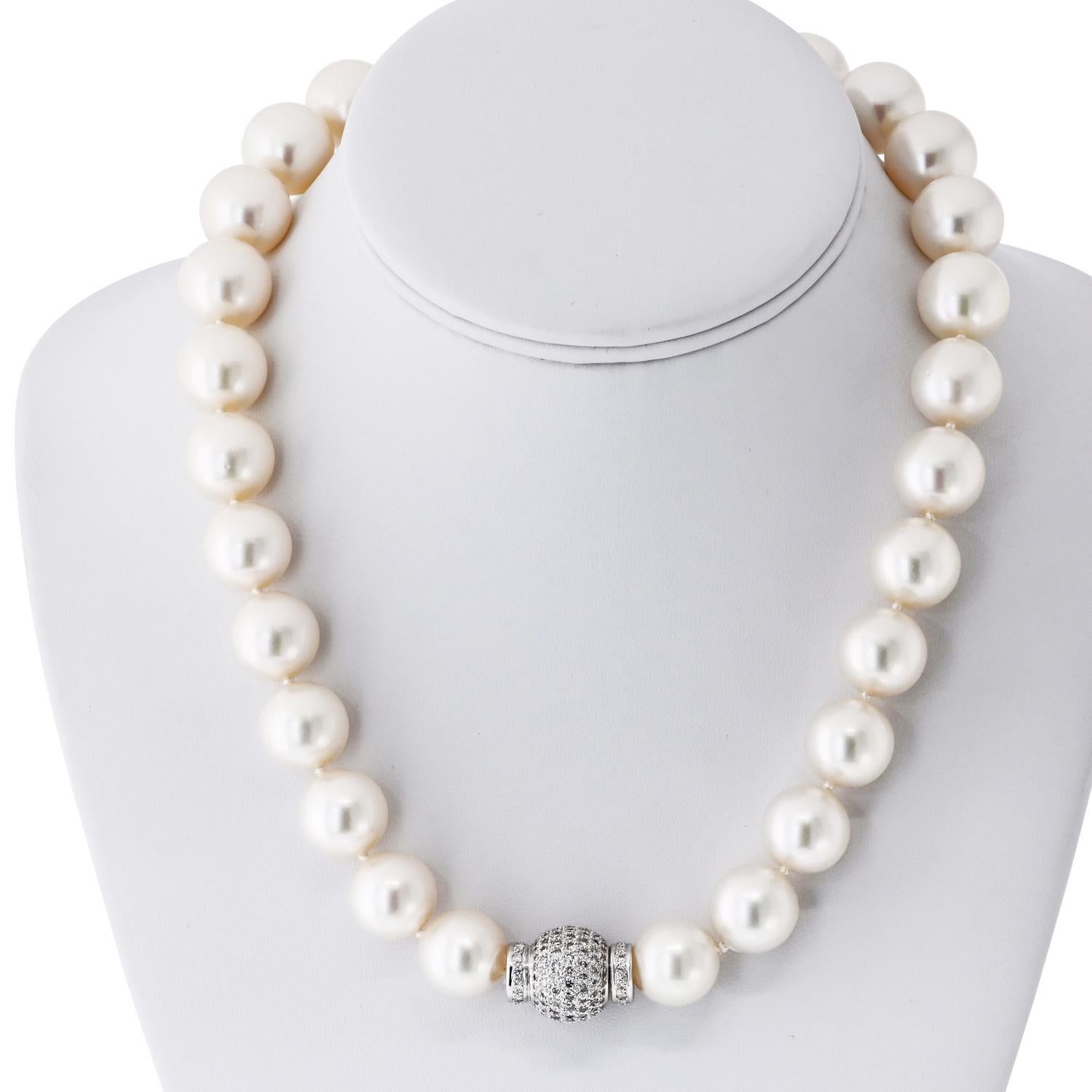 Moderne Collier de perles des mers du sud 13x17mm 18 pouces avec fermoir en diamant en vente