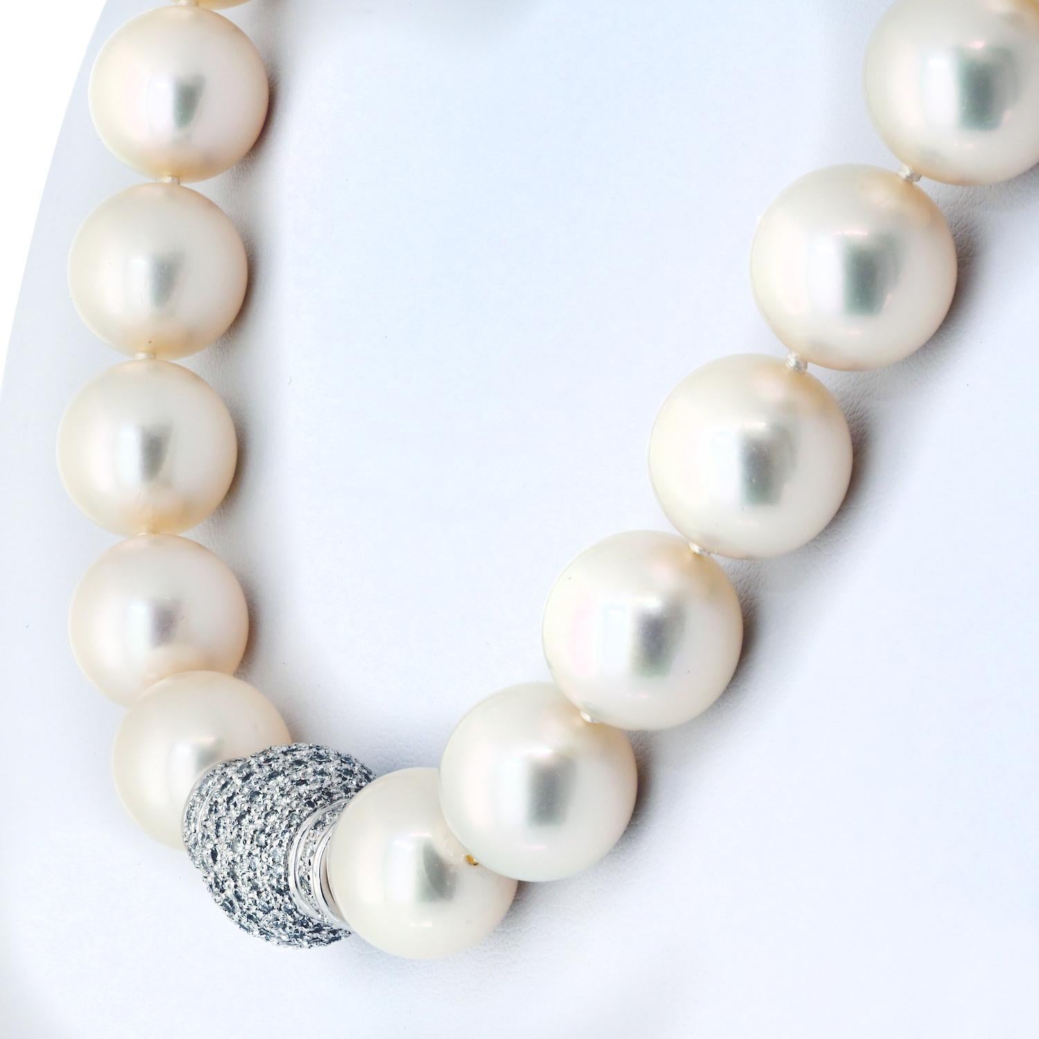 Collier de perles des mers du sud 13x17mm 18 pouces avec fermoir en diamant Excellent état - En vente à New York, NY