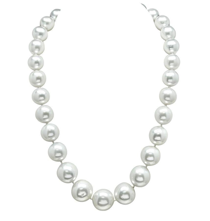 Voici un charmant collier de perles des mers du Sud en or blanc 14k. Le collier comporte de jolies perles graduées qui mesurent de 13 à 17 mm. Le collier mesure 18,25 pouces de long et pèse 129,1 grammes. Le collier est estampillé 14K 585.