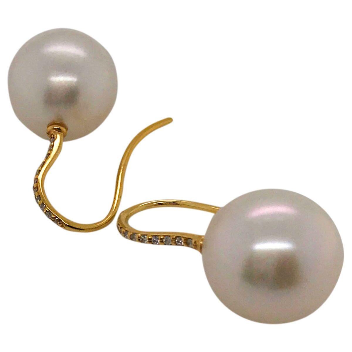 Classic and perfect for every occasion, you just have to have one pair of pearl earrings in your jewellery wardrobe - maybe one isn't even enough! These earrings are beautifully made, delicate and elegant. As the main feature they have 13mm creamy