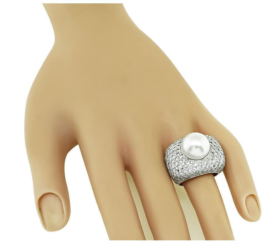 Dies ist ein charmanter Ring aus 18 Karat Weißgold. Der Ring ist mit schönen runden Südseeperle zentriert. Die Perle wird von funkelnden Diamanten im Rundschliff mit einem Gewicht von ca. 4.50ct akzentuiert. Die Farbe der Diamanten ist H mit
