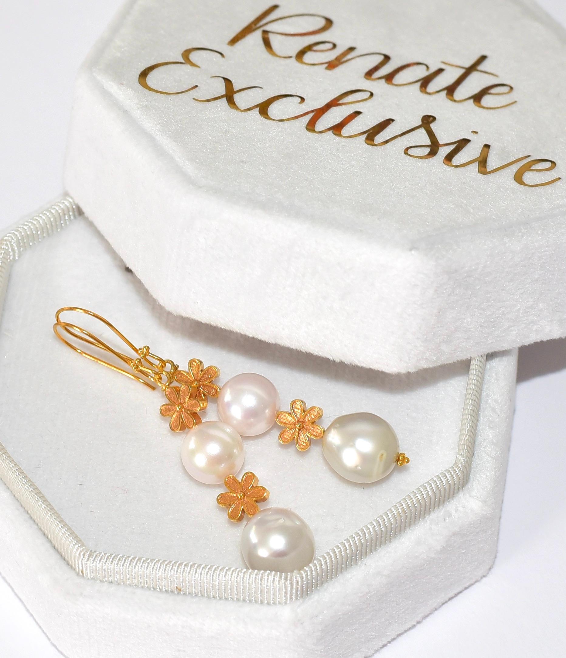 White South Sea Cultured Pearl ( 10mm ), Akoya pearl (9mm) with lovely cute 18K Solid Yellow Gold flower charm. Classic and timeless. Simple, yet extraordinary luxury for everyday wear! 

Length: 2 inches
Metal: 18K Solid Yellow Gold
