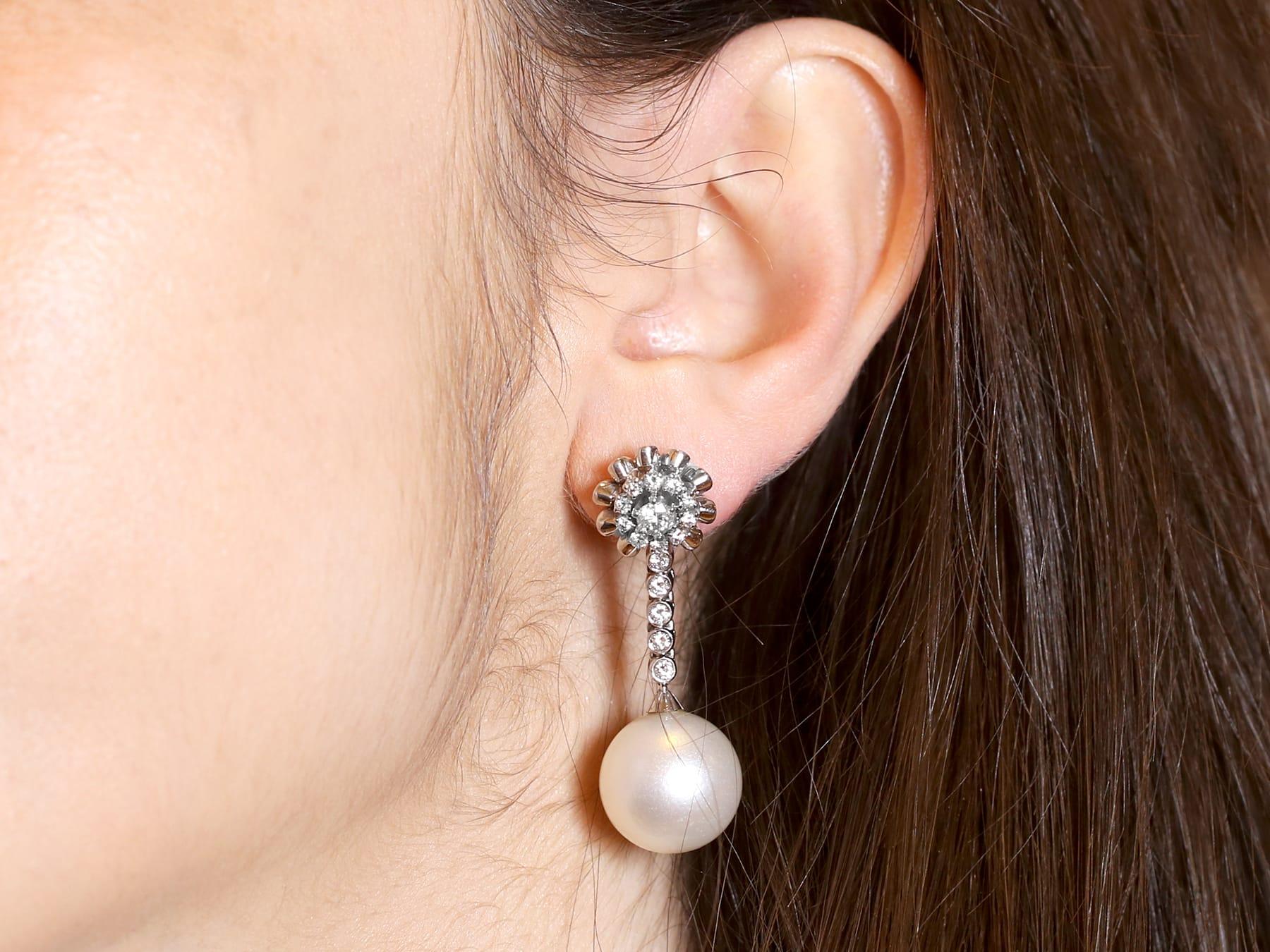Orecchini con perle dei mari del sud e diamanti da 1,30 carati in oro bianco 18 carati CIRCA 1950 in vendita 6