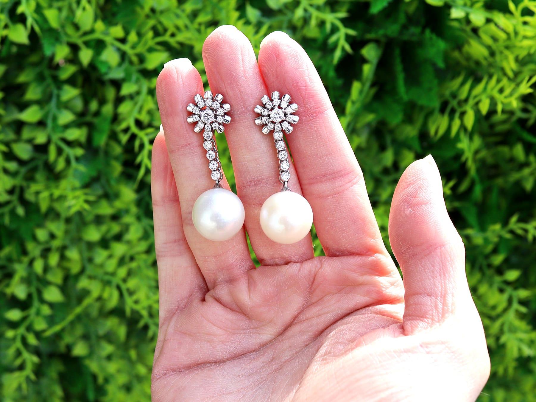 Un paio di orecchini vintage con perle del mare del sud, diamanti da 1,30 carati e oro bianco da 18 carati, che fanno parte della nostra collezione di orecchini di perle.

Questi splendidi, raffinati e impressionanti orecchini di perle vintage sono