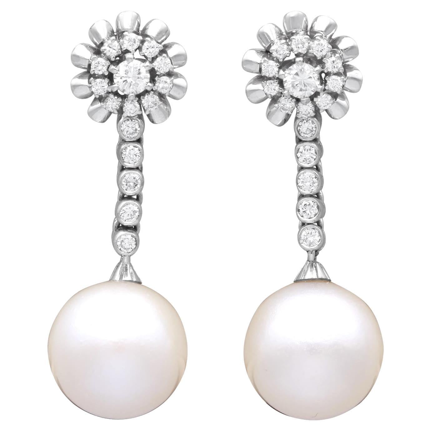 Orecchini con perle dei mari del sud e diamanti da 1,30 carati in oro bianco 18 carati CIRCA 1950 in vendita