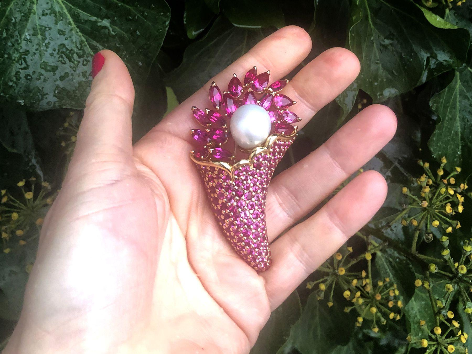 This stunning, fine and impressive vintage pearl and pink tourmaline brooch has been crafted in 18k yellow gold.

This substantial tourmaline and pearl vintage brooch has been modelled in the form of a single floral bouquet/nosegay.

The setting is
