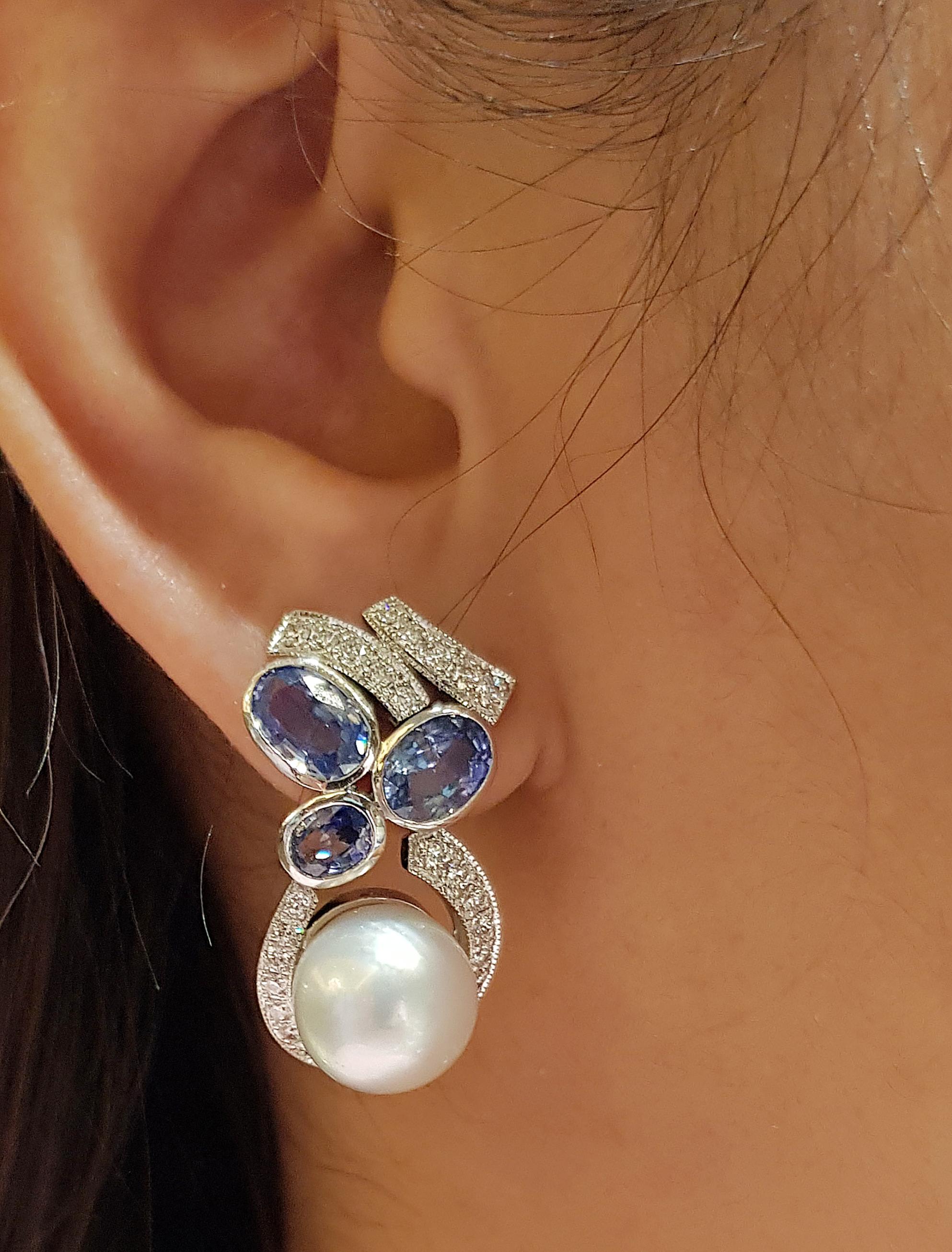 Südseeperle und blauer Saphir 6,05 Karat mit Diamant 0,87 Karat Ohrringe in 18 Karat Weißgold gefasst

Breite:  1,1 cm 
Länge: 3,0 cm
Gesamtgewicht: 17,55 Gramm

