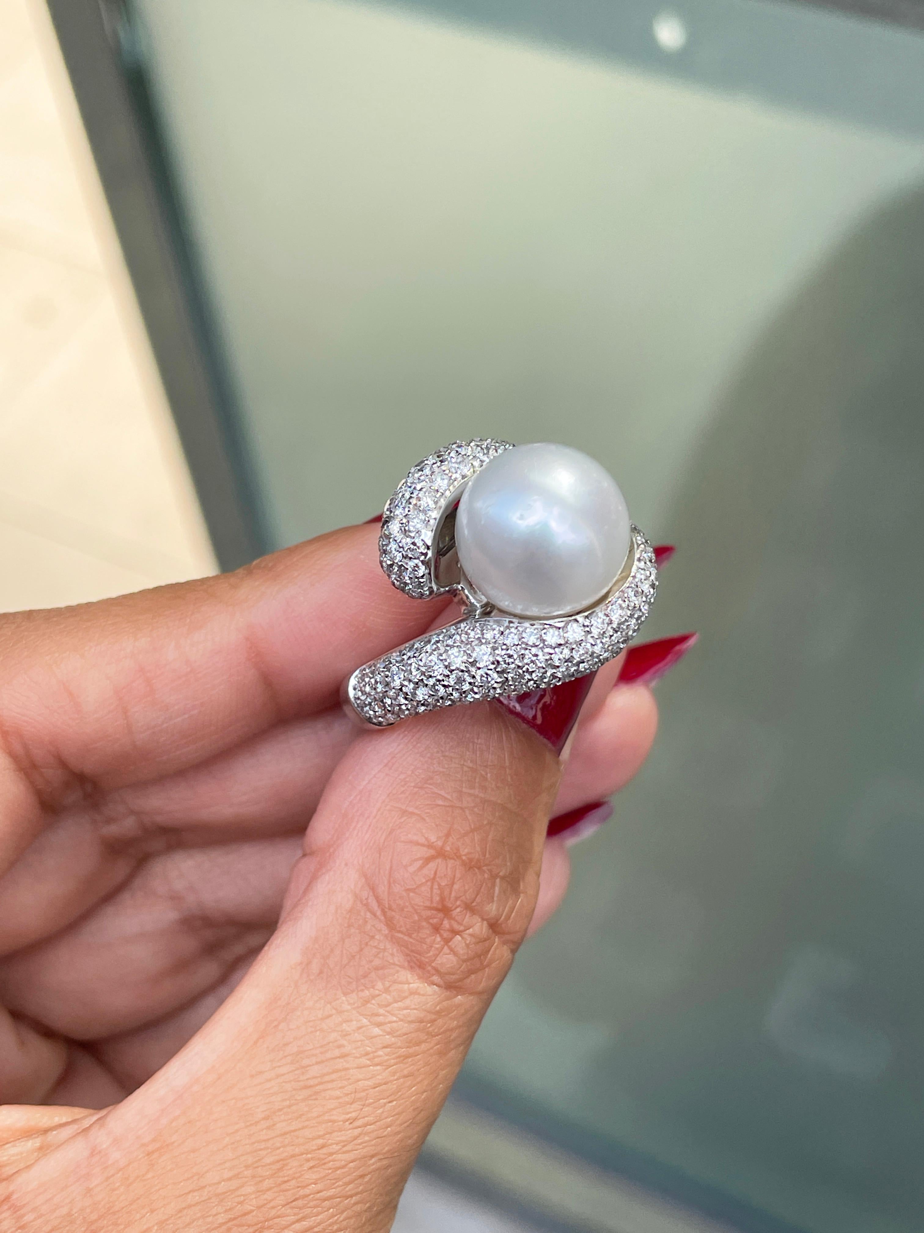 South Sea Pearl and Diamond 18 Carat White Gold Crossover Cocktail Ring In Excellent Condition For Sale In London, GB