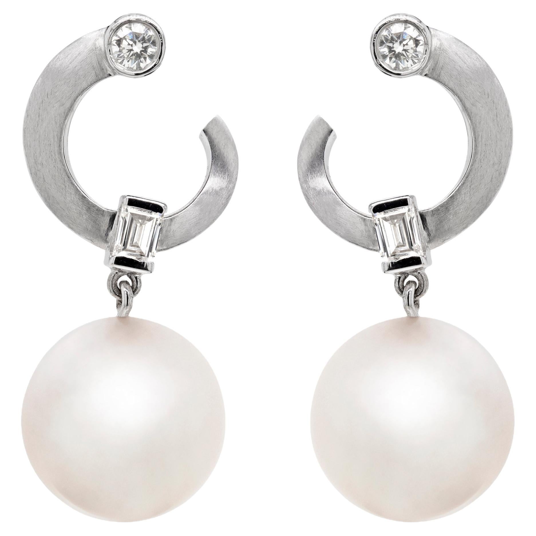 Pendants d'oreilles en or blanc 18 carats avec perles des mers du Sud et diamants