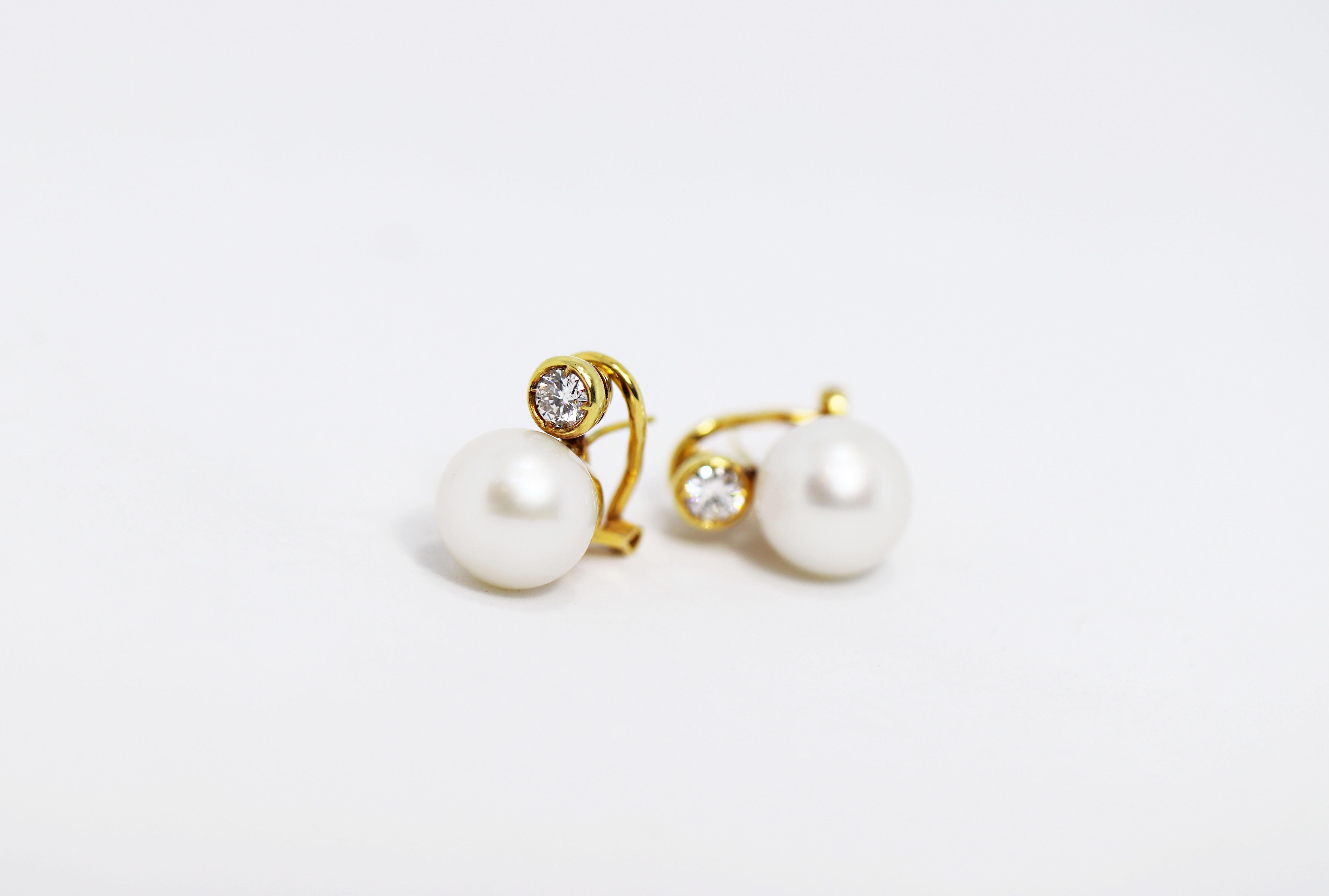 South Sea Pearl and Diamond 18 Carat Yellow Gold Earrings In Good Condition For Sale In London, GB