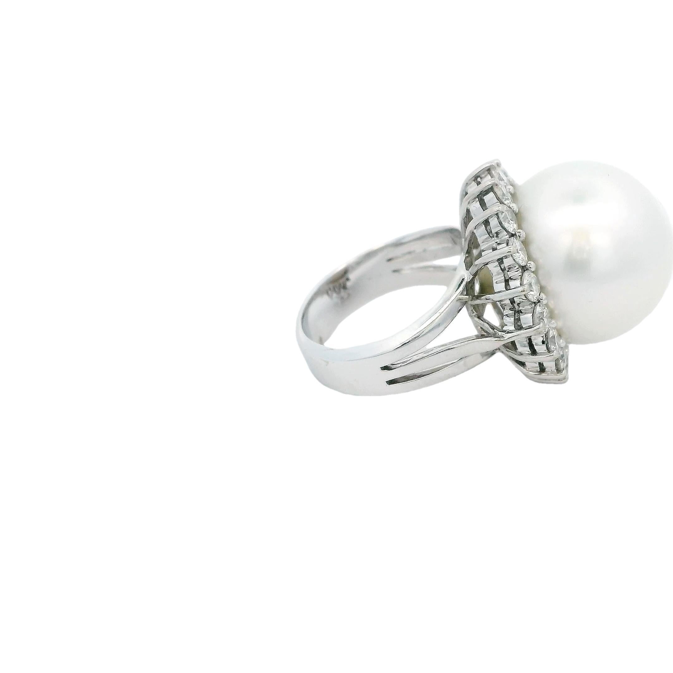Un sorprendente anello con perle dei mari del sud e diamanti, con un'impressionante perla bianca dei mari del sud da 18,0 ct incastonata in oro bianco 18 ct e impreziosita da 1,9 ct di diamanti bianchi rotondi.

Anello misura 7