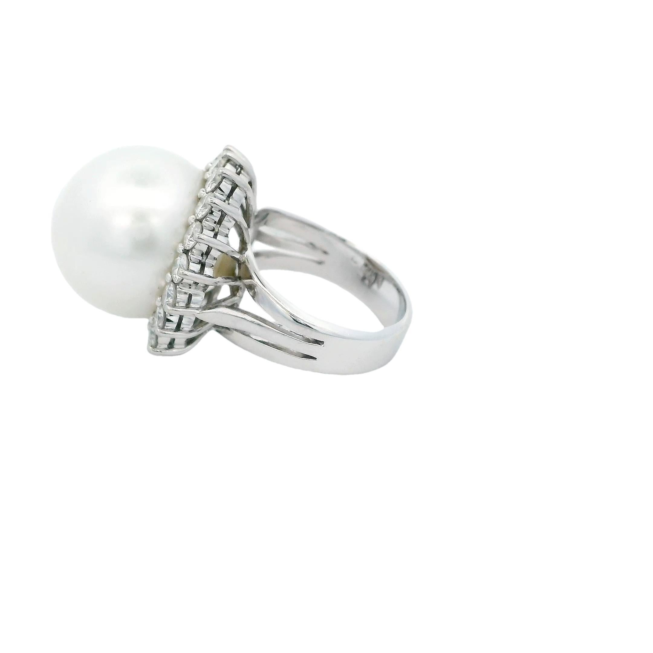 Taglio rotondo Anello con perle dei mari del sud e diamanti in oro bianco 18 carati in vendita