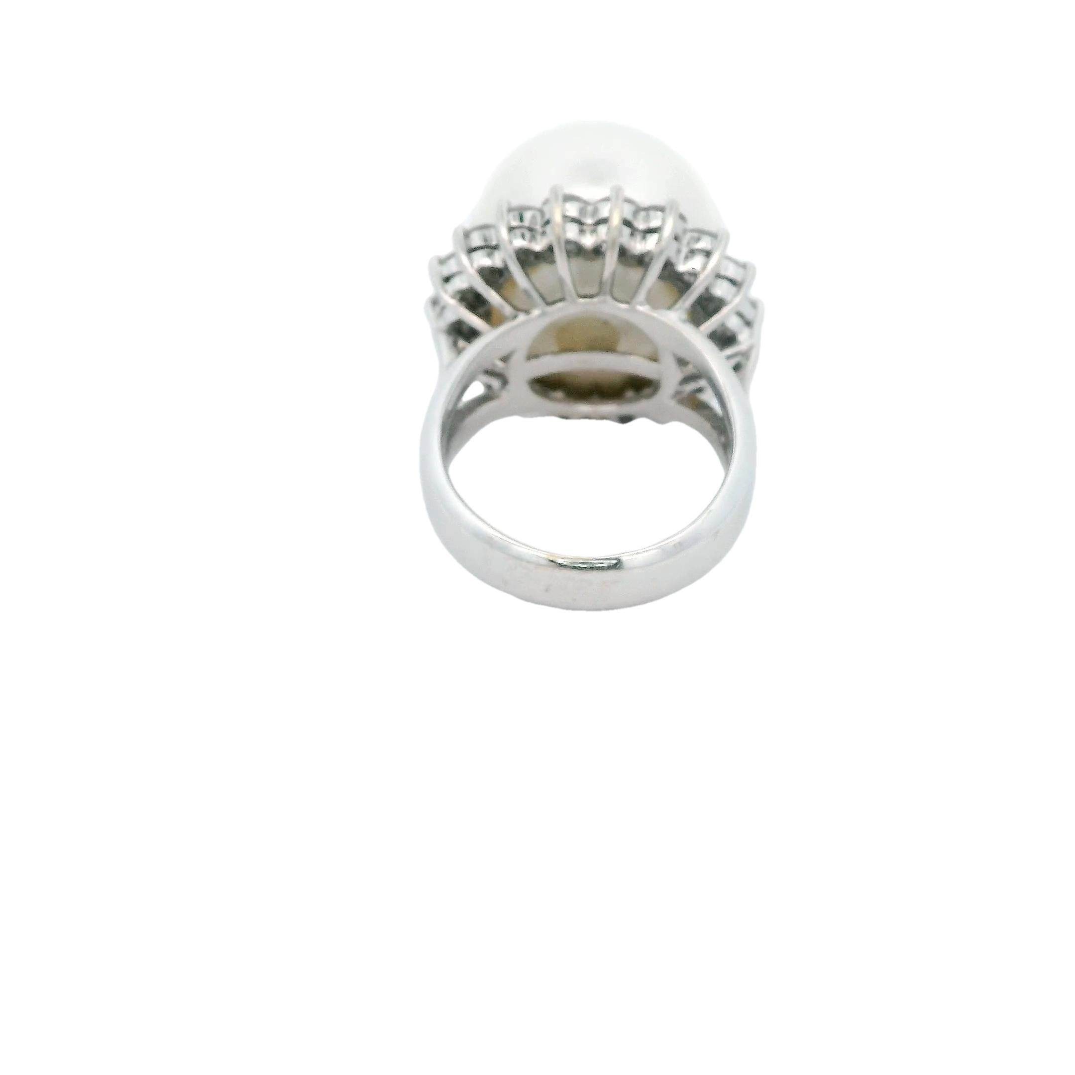 Anello con perle dei mari del sud e diamanti in oro bianco 18 carati In condizioni ottime in vendita a Great Neck Plaza, NY