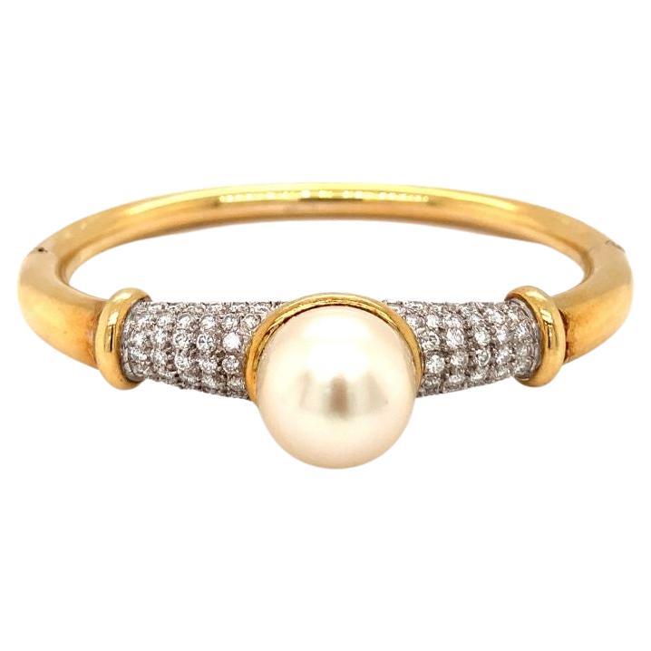 Bracelet jonc en or jaune 18 carats avec perles des mers du Sud et diamants, c. 1970