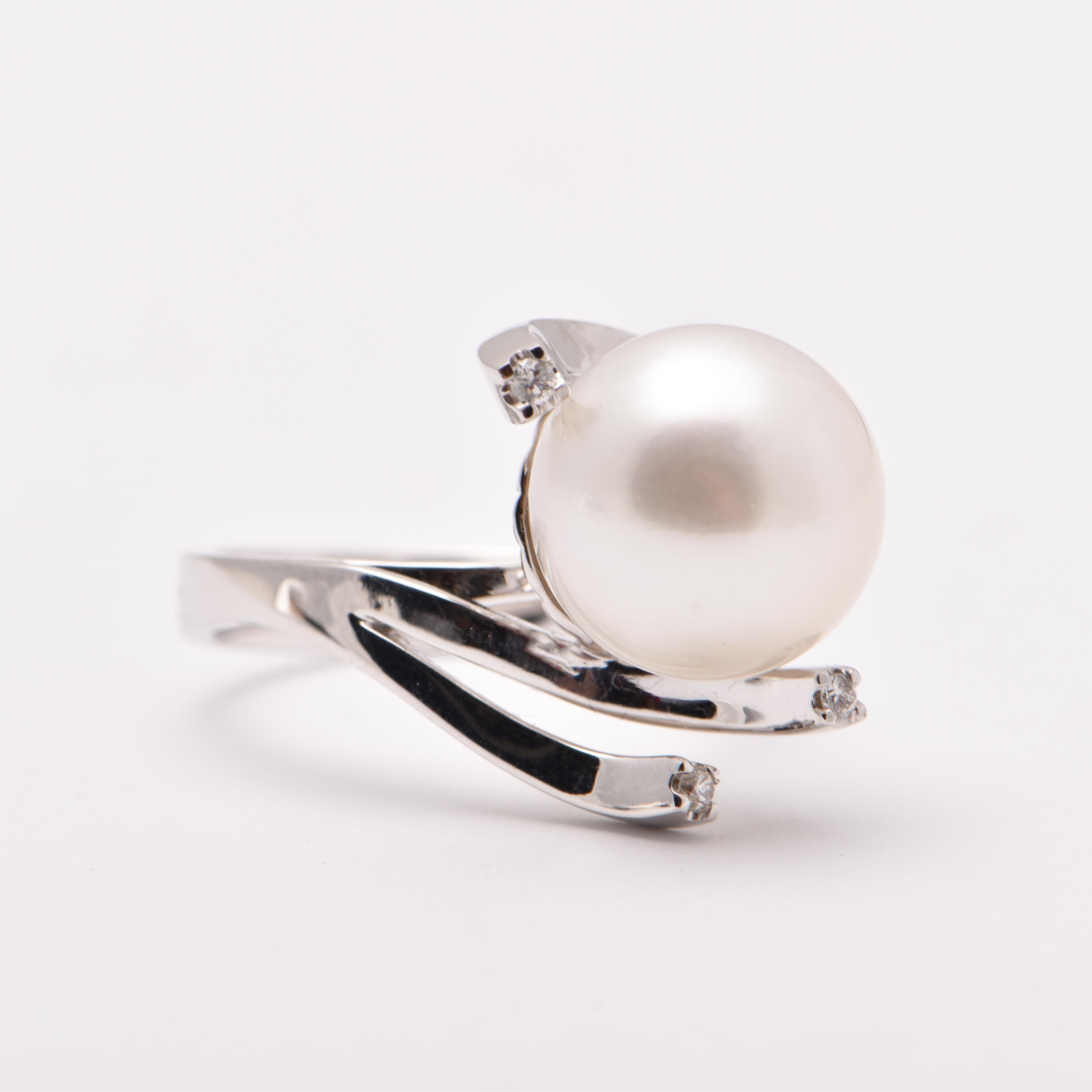 South Sea Pearl and Diamond Abstract Cocktail Ring in 18 Carat White Gold by Cartmer Jewellery

Size M-N

1 South Sea Pearl
4 Diamonds totalling 0.07 carats
18 Carat White Gold Ring


FREE express postage usually 3-4 days Sydney to New York
FREE