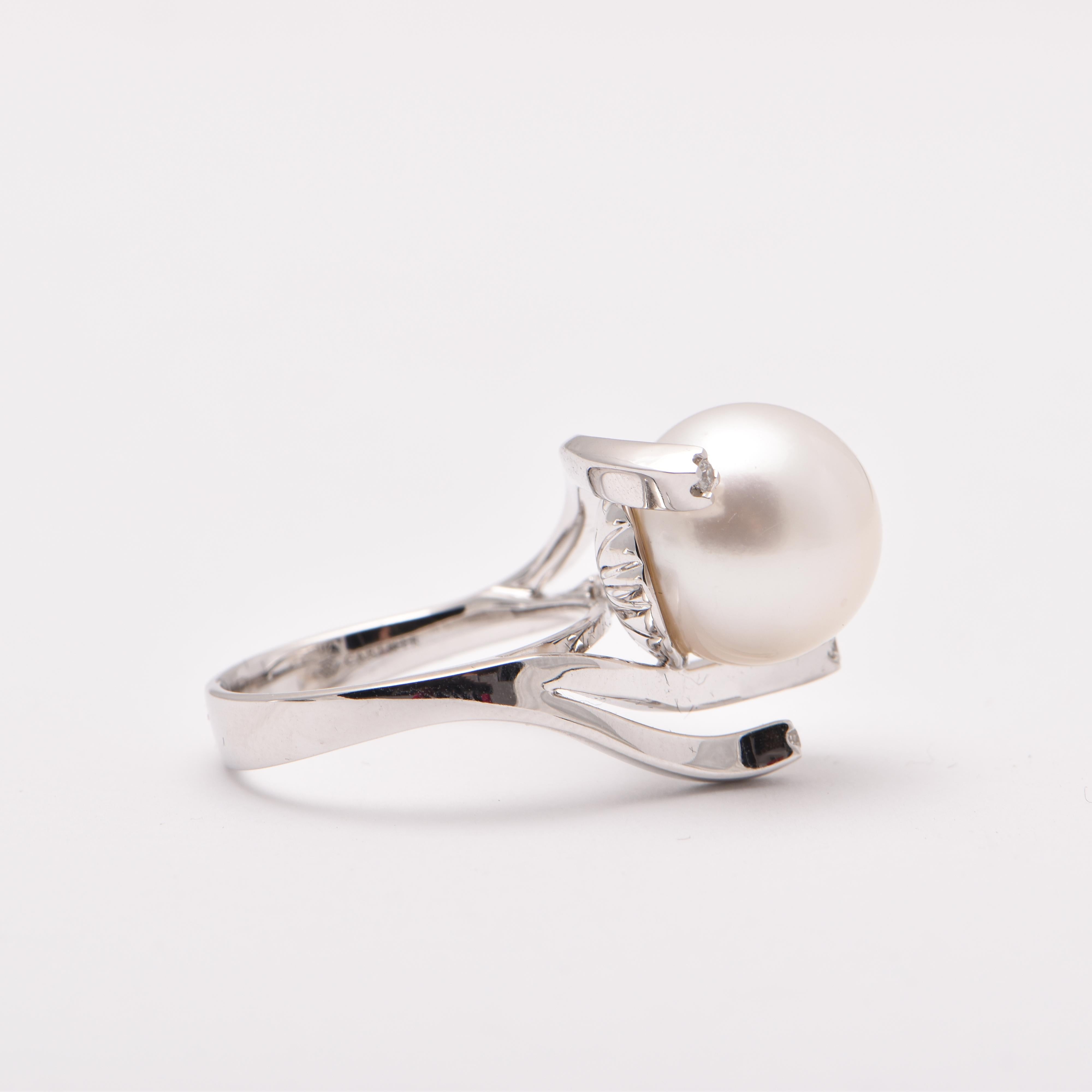 South Sea Pearl and Diamond Abstract Cocktail Ring in 18 Carat White Gold In New Condition For Sale In Sydney, AU